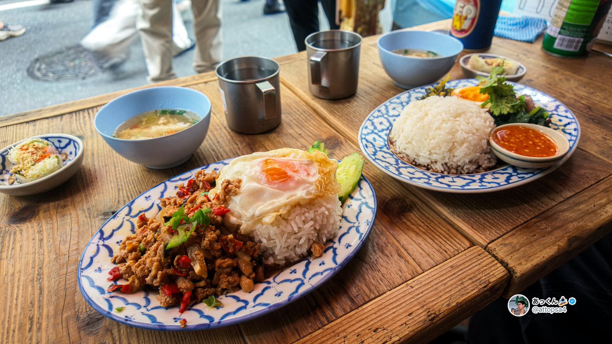 attopsa4's tweet photo. 👀วันนี้ขอมาแนะนำร้าน Yum Yum Ginza คับบบบ ! 💥
อยู่ญี่ปุ่นมา 1 Week ร่างกายต้องการเติมอาหารไทยมากกก😆 

🥦มื้อนี้ขอข้าวกะเพราไข่ดาว เมนูที่คิดถึงสุด ๆ 🍳 เสิร์ฟมาพร้อมซุปและเครื่องเคียง เห็นข้าวกับไข่ดาวแล้วรู้เลยว่า นี่แหละสิ่งที่ร่างกายเรียกร้อง 55555

🐽กับคนญี่ปุ่นที่ไปด้วยของฮีสั่งขาหมูซึ่งโคตรฉ่ำ5555555 สรุปไป ๆ มา ๆ ฮีกินหมดก่อนผมอีก.....

บรรยากาศร้านก็ไทยดีครับ ตั้งแต่ป้าย “ภาคอีสาน” หน้าร้าน ธงไทย ไปจนถึงของตกแต่งข้างใน เป็นมุมเล็ก ๆ กลางกินซ่าที่ช่วยให้หายคิดถึงบ้านได้หน่อย🥹 

ส่วนราคาจำไม่ได้ เพราะมื้อนี้ไม่ได้จ่ายเอง เอ้าาาาา 😂
น่าจะประมาณ 1,000–1,200 เยนครับ 

ใครเที่ยวโตเกียวแล้วเริ่มคิดถึงอาหารไทย 
ลองเก็บพิกัดนี้ไว้ได้เลยครับบบบ

📍 タイ・イサーン料理ヤムヤム 銀座
https://t.co/vuzTYtNWVY

#เที่ยวญี่ปุ่น #กินซ่า #อาหารไทยในญี่ปุ่น #Ginza