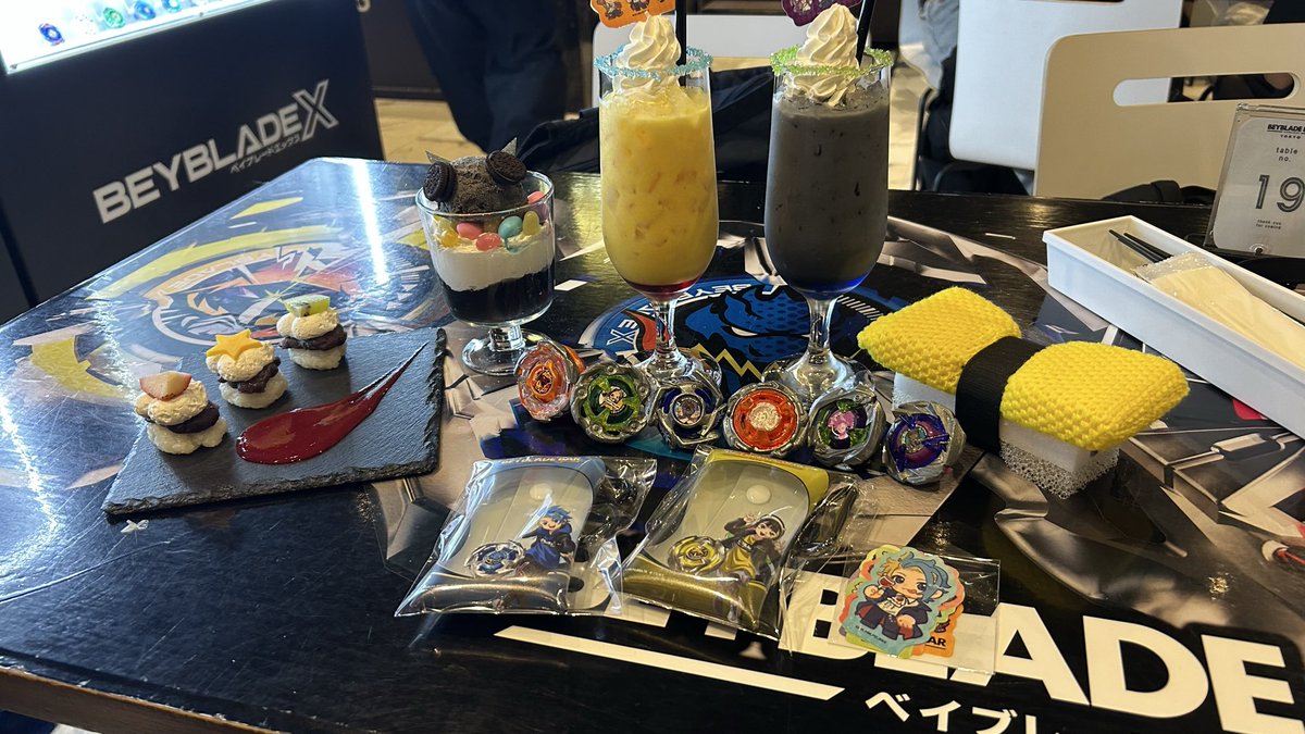 wa088881's tweet photo. 息子とベイバー👦👨
目当てのバトルパス売り切れだったがチャームがマルチでオケマル✨🌈
ハロウィンなのでチョイ仮装🍣🎃
フリバしてくれたお兄さんありがとうございました。
週末のG1頑張ってください👍
#ベイバー
#ぷちハロウィン https://t.co/uwd2nKM7vj