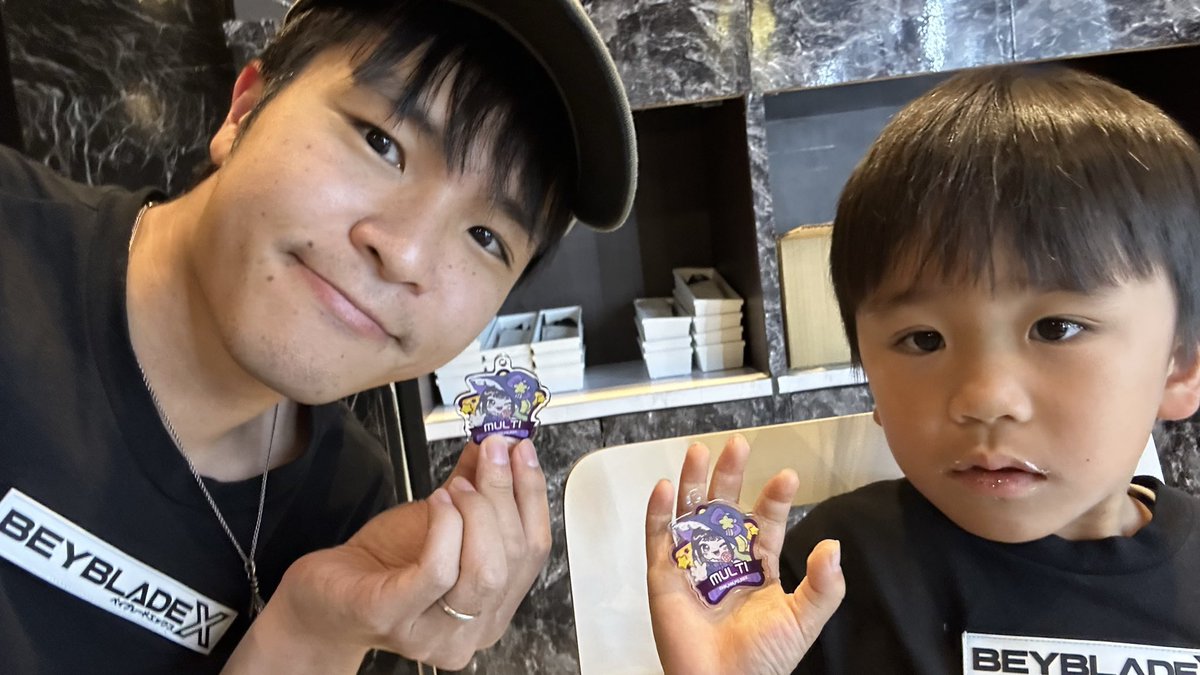 wa088881's tweet photo. 息子とベイバー👦👨
目当てのバトルパス売り切れだったがチャームがマルチでオケマル✨🌈
ハロウィンなのでチョイ仮装🍣🎃
フリバしてくれたお兄さんありがとうございました。
週末のG1頑張ってください👍
#ベイバー
#ぷちハロウィン https://t.co/uwd2nKM7vj