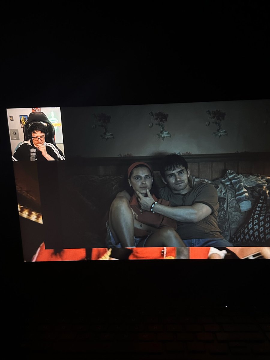 camdl9's tweet photo. cuando te quiere dar un beso pero vos estás viendo nachoide pelis https://t.co/jWTmIZbRox