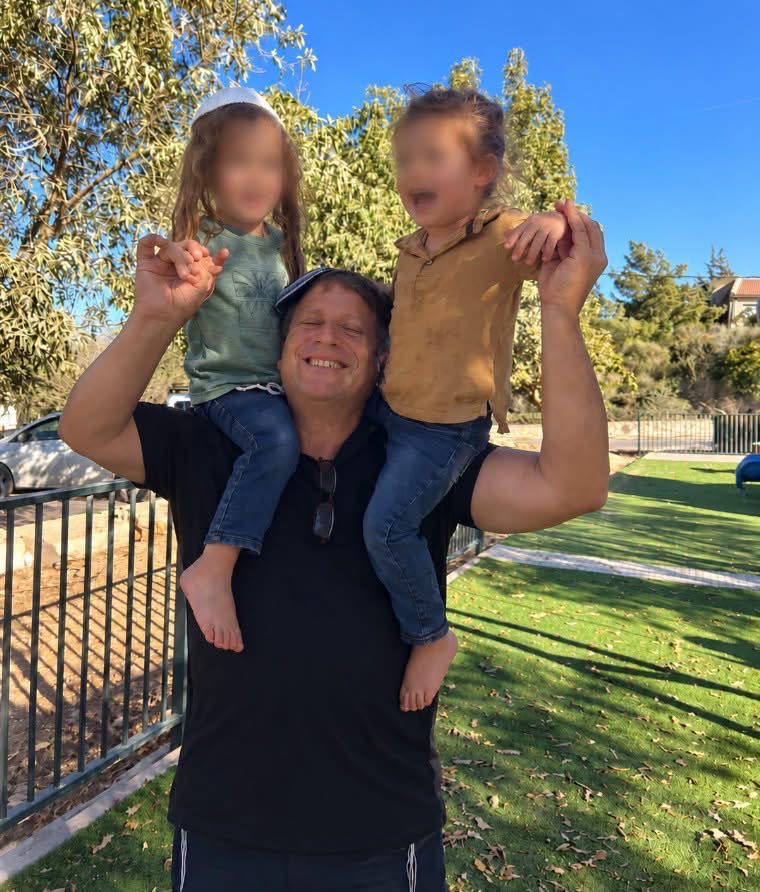 hagaylo's tweet photo. ילד שלי אהוב

שתדע,
שיום לפני ציון הטבח הנורא,
הבאנו אלינו הביתה את ילדיך נחמן ואמציה,
ורקדנו איתם,
ושרנו איתם,
ושיחקנו איתם בכל המשחקים
וקנינו להם אלף ואחד ממתקים,
וצחוקם התגלגל, צחוק פעמונים.

כי רצינו לזכור,
 ולא לשכוח לעולם,
על מה נהרגת, בננו יהונתן.

וזכרנו את גיא ההריגה,
וזכרנו ילדים כמותם מסתתרים בארונות מבועתים.
וזכרנו ילדים שואלים "אתם של ישראל?" בקולות מפוחדים. 
וזכרנו ג'ינג'ים מתוקים נחטפים ונרצחים.

ואמרנו כן.
זה היה נכון שתסתער.
ולא תשב במקלט עם ילדיך הפרטיים.
ולא תתעלם.
וצדקת אתה ממנו, בננו הלוחם.

וקילחנו אותם בקול צהלה,
והלבשנו אותם פיג'מה רכה,
וקראנו 'שמע ישראל' במיטה

ובכינו אותך עת ארוכה

אמאבא