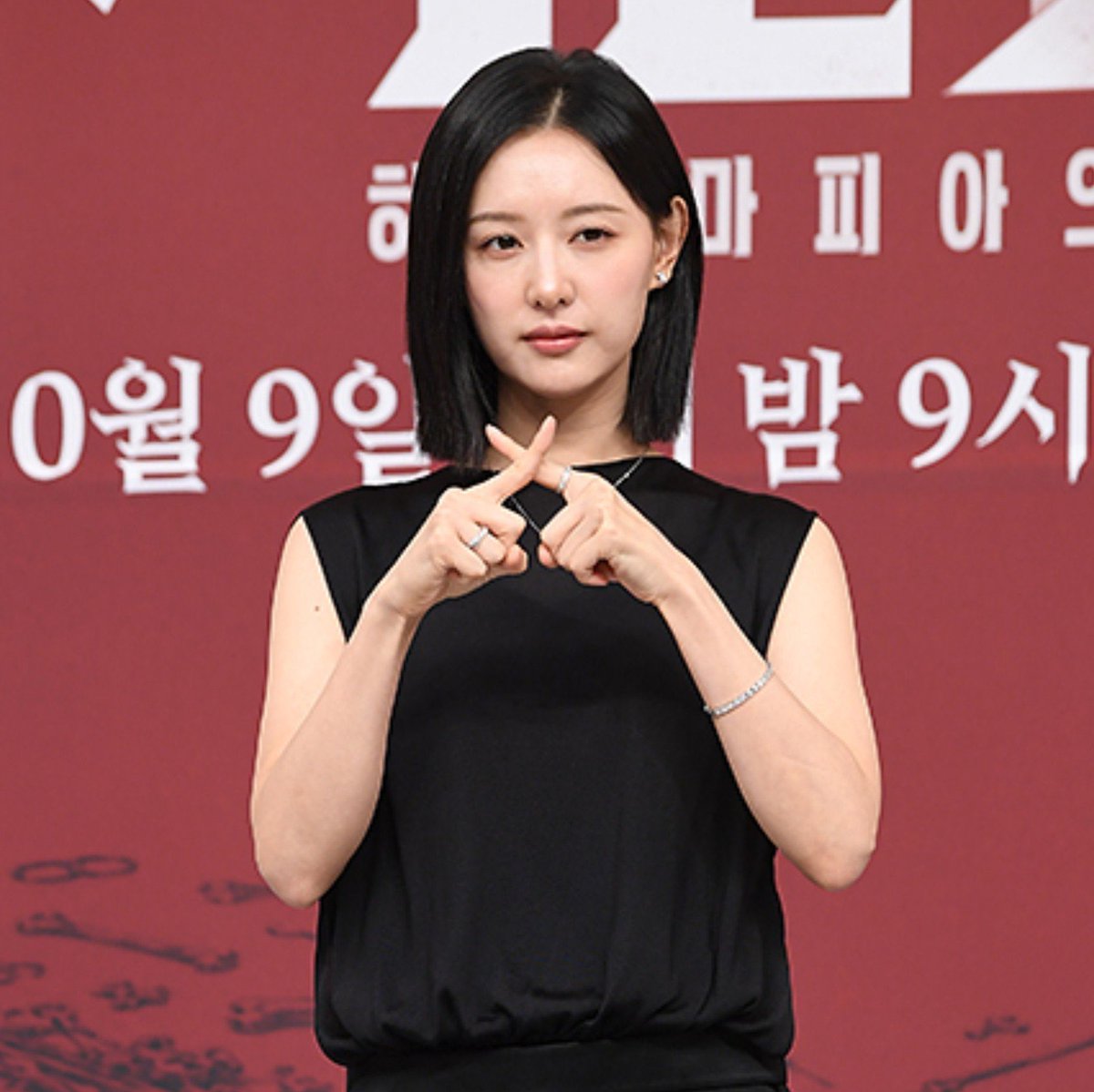 kjwbase's tweet photo. Kim Jiwon posing the “X” sign 

#KimJiwon #김지원 #DoctorX #닥터X https://t.co/UO2Fp5DGT4