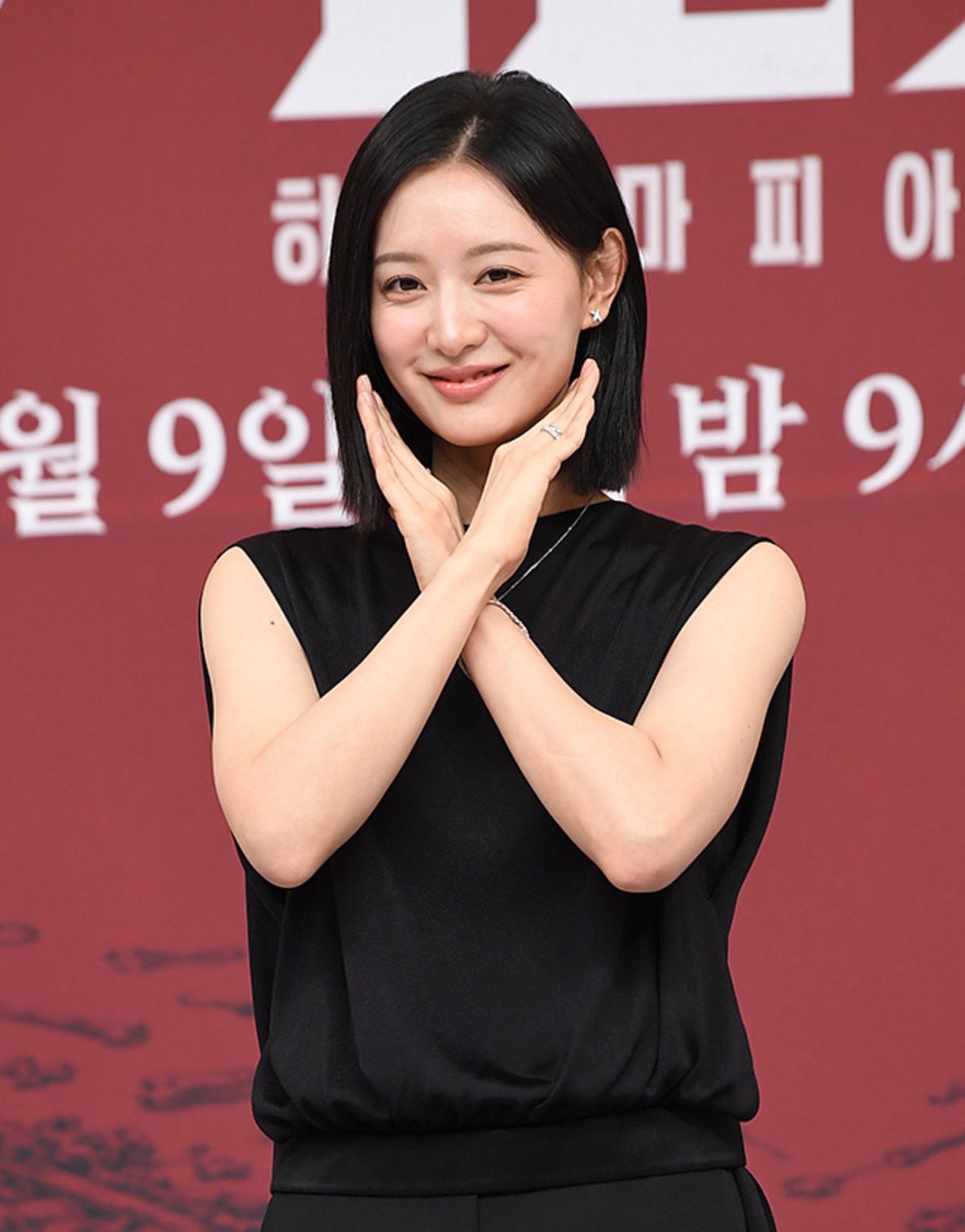 kjwbase's tweet photo. Kim Jiwon posing the “X” sign 

#KimJiwon #김지원 #DoctorX #닥터X https://t.co/UO2Fp5DGT4