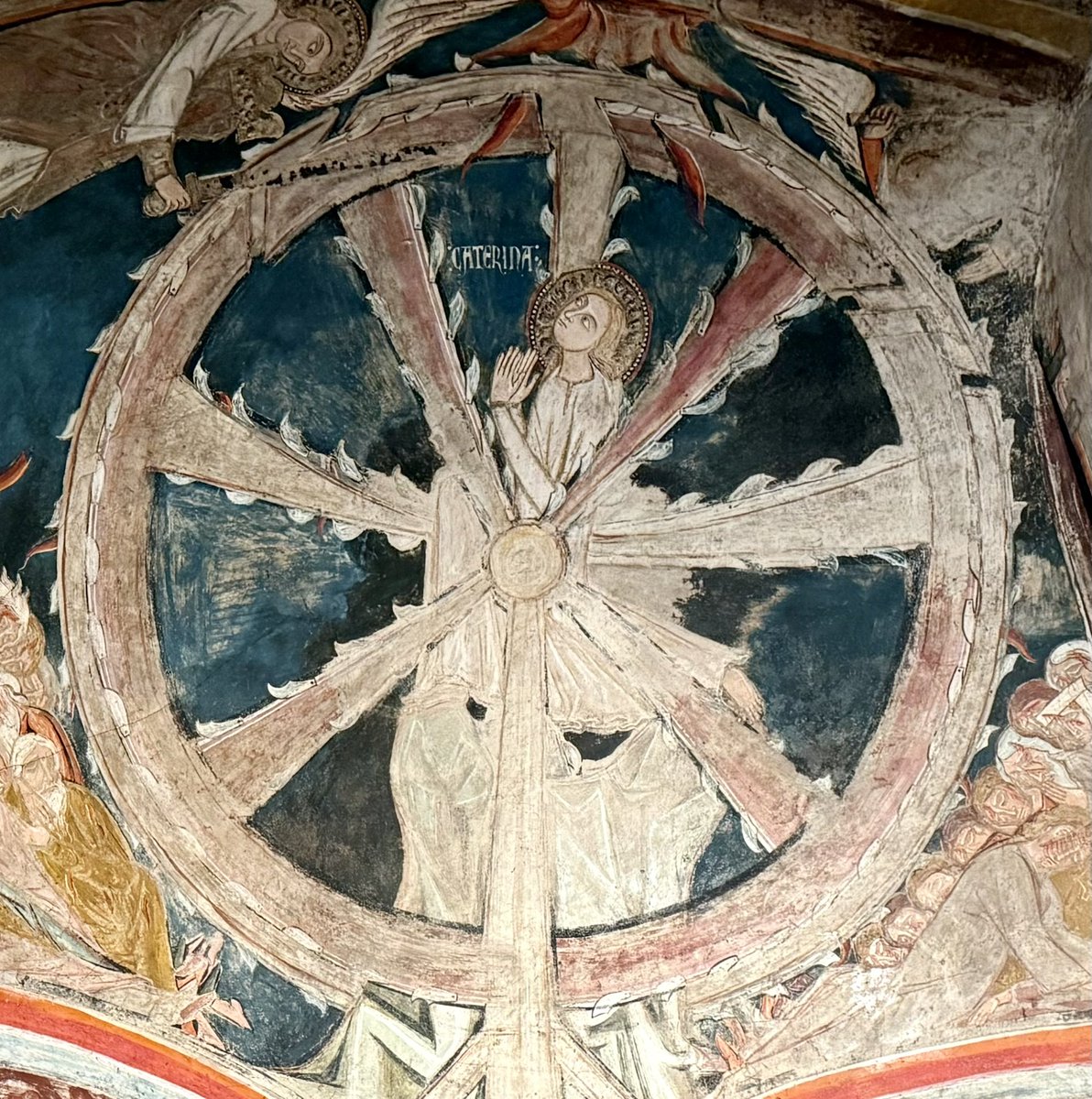 NavalWSE's tweet photo. 12è siècle : fresque de la chapelle de La Résurrection de la cathédrale du Puy-en-Velay. Supplice de la roue de Sainte Catherine d’Alexandrie (4è siècle). Roue avec pointes destinées à déchirer les chairs. #Sainte #fresque #médiéval https://t.co/yfC8i2ljdu