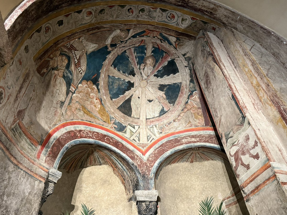 NavalWSE's tweet photo. 12è siècle : fresque de la chapelle de La Résurrection de la cathédrale du Puy-en-Velay. Supplice de la roue de Sainte Catherine d’Alexandrie (4è siècle). Roue avec pointes destinées à déchirer les chairs. #Sainte #fresque #médiéval https://t.co/yfC8i2ljdu