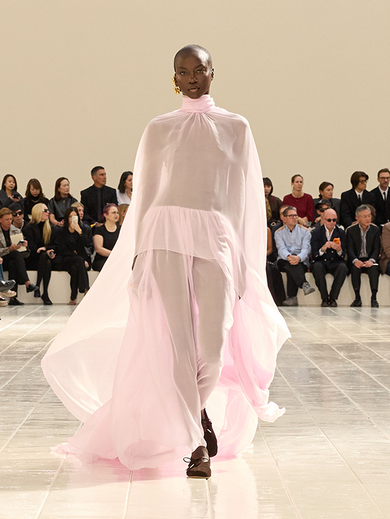 FASHIONHL's tweet photo. How far can couture set everyday clothes free?

→https://t.co/W5mjGUomgA

For Balenciaga Summer 2027, Pierpaolo Piccioli brings couture thinking to T-shirts, jeans, shirts, and tailoring—using craft, construction, and movement to rethink the familiar wardrobe.

#Balenciaga #BalenciagaSummer27 #PierpaoloPiccioli