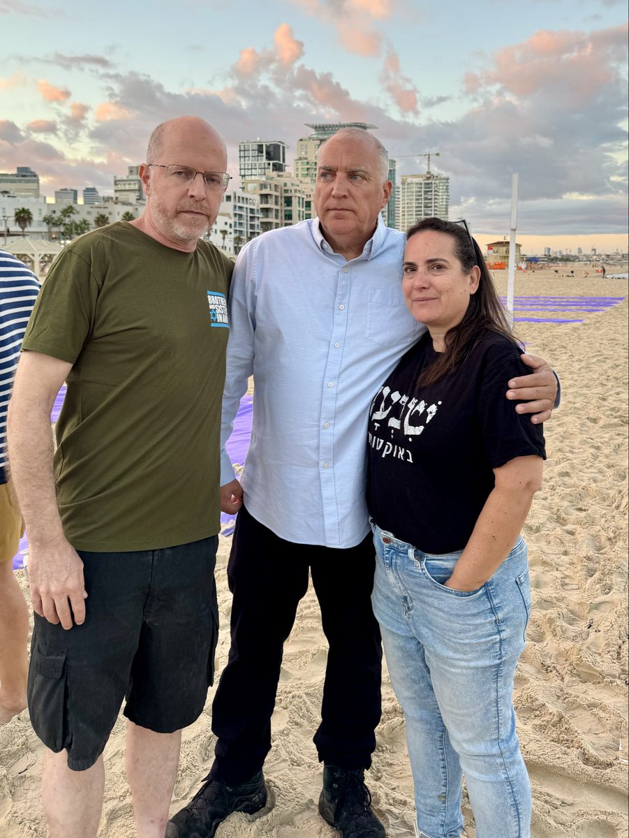 IlanSamish's tweet photo. בוקר 7.10, 6:29 עשינו על החוף טקס מרגש עם משפחות שכולות מטווח שמחת תורה שעשינו ליד המיצג שפרסנו על החוף עם 1,163 דמויות נרצחי הטווח ו-251 דמויות חטופים. דיברתי על הכאב הפרטי, על הכתם הגדול שפרסנו על החוף - כתם של כאב, כתם של בושה, כתם של כעס. שיתפתי שעוד כמה שעות אסע לרעים לאזכרה של ד״ר לילי וסילקובסקי שניהלה את הביולוגיה המולקולרית באמאי. בדרך אעצור ליד עץ האקליפטוס של אוריה ליטמן ז״ל שם נמצאה אותה. אמשיך קצת לנסוע ואעצור ליד אנדרטת האופניים של תומר שפירא ז״ל.

דיברתי על טווח שמחת תורה שהתרחש ביום בו אמורים להיות שמחים ולאגד את ארבעת המינים שמייצגים את עם ישראל ואת כל ישראל ערבים זה לזה - פסוק מהתלמוד שנאמר על הפסוק מספר ויקרא ״וכשלו איש באחיו.״ אנחנו חייבים לחזור לערבות ההדדית ולמגילת העצמאות כי רק כך לא נחזור לטווח 7.10. עם 3 ק״מ של אלבד עם ציור הדמויות מתחילים לתפוס את כמות האנשים שאיבדנו ואת עוצמת האסון הלאומי שהוא מעבר לפרטי. חייבים לתקן ולוודא שלעולם לא נחזור ל 7.10!

ההודעה לעיתונות:

הבוקר הקים הציבור המשרת, אזרחים ואזרחיות אשר נלחמים על ישראל, מיצב המציג את מחיר היום הארור בהיסטוריה של מדינת ישראל.

*7/10 מחיר הכשלון*

״שוכבות כאן משפחות שנטבחו 
בביתן, ותיקי וותיקות המדינה ומייסדיה, תושבי ותשבות העוטף. אוהבי מסיבות שרק יצאו לרקוד, אנשי ונשות כוחות הבטחון, אזרחים שרצו לעזור… גברים, נשים וטף. 
אלו אשר כל חטאם היה להיות אזרחי ישראל או מבקרים בה ביום ה 7/10/23

זו לא גזירת גורל  - זו מדינה שאיבדה דרך. מדינה ללא מצפן ערכי. הנהגה שמפקירה את אזרחיה. זלזול בקדושת החיים והערבות ההדדית. 

לא ננוח עד שממשלת המחדל וההפקרה תלך הביתה. לא נשקוט עד להקמת ועדת חקירה ממלכתית. נתקן ונשקם. 

*זהו מחיר הכשלון. 1163 נרצחים ונופלים. 251 חטופים. יום כואב ושחור. נזכור אתכן ואתכם לעד*״

עיצוב: רוי גורדון, דניאל אואקנין, אביב אטלס
צילום: אביב אטלס, אמיר גולדשטיין
ביצוע: אזרחי ישראל

משפחות שכולות שהגיעו: @yoram31 @hragolsky @ESHEL2003 

משפחות שכולות שהזכרתי: @EranLitman דוד ורוזה וסילקובסקי