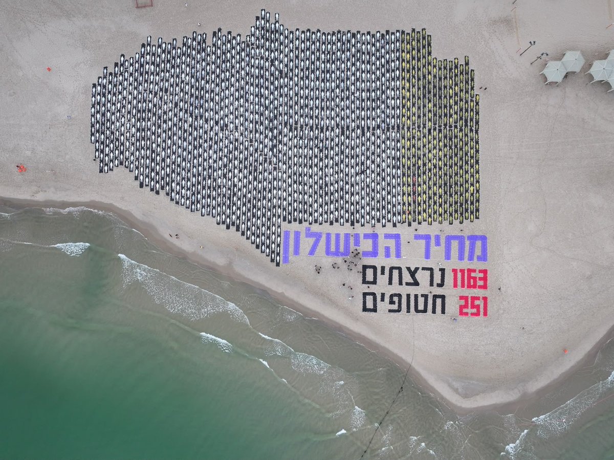 IlanSamish's tweet photo. בוקר 7.10, 6:29 עשינו על החוף טקס מרגש עם משפחות שכולות מטווח שמחת תורה שעשינו ליד המיצג שפרסנו על החוף עם 1,163 דמויות נרצחי הטווח ו-251 דמויות חטופים. דיברתי על הכאב הפרטי, על הכתם הגדול שפרסנו על החוף - כתם של כאב, כתם של בושה, כתם של כעס. שיתפתי שעוד כמה שעות אסע לרעים לאזכרה של ד״ר לילי וסילקובסקי שניהלה את הביולוגיה המולקולרית באמאי. בדרך אעצור ליד עץ האקליפטוס של אוריה ליטמן ז״ל שם נמצאה אותה. אמשיך קצת לנסוע ואעצור ליד אנדרטת האופניים של תומר שפירא ז״ל.

דיברתי על טווח שמחת תורה שהתרחש ביום בו אמורים להיות שמחים ולאגד את ארבעת המינים שמייצגים את עם ישראל ואת כל ישראל ערבים זה לזה - פסוק מהתלמוד שנאמר על הפסוק מספר ויקרא ״וכשלו איש באחיו.״ אנחנו חייבים לחזור לערבות ההדדית ולמגילת העצמאות כי רק כך לא נחזור לטווח 7.10. עם 3 ק״מ של אלבד עם ציור הדמויות מתחילים לתפוס את כמות האנשים שאיבדנו ואת עוצמת האסון הלאומי שהוא מעבר לפרטי. חייבים לתקן ולוודא שלעולם לא נחזור ל 7.10!

ההודעה לעיתונות:

הבוקר הקים הציבור המשרת, אזרחים ואזרחיות אשר נלחמים על ישראל, מיצב המציג את מחיר היום הארור בהיסטוריה של מדינת ישראל.

*7/10 מחיר הכשלון*

״שוכבות כאן משפחות שנטבחו 
בביתן, ותיקי וותיקות המדינה ומייסדיה, תושבי ותשבות העוטף. אוהבי מסיבות שרק יצאו לרקוד, אנשי ונשות כוחות הבטחון, אזרחים שרצו לעזור… גברים, נשים וטף. 
אלו אשר כל חטאם היה להיות אזרחי ישראל או מבקרים בה ביום ה 7/10/23

זו לא גזירת גורל  - זו מדינה שאיבדה דרך. מדינה ללא מצפן ערכי. הנהגה שמפקירה את אזרחיה. זלזול בקדושת החיים והערבות ההדדית. 

לא ננוח עד שממשלת המחדל וההפקרה תלך הביתה. לא נשקוט עד להקמת ועדת חקירה ממלכתית. נתקן ונשקם. 

*זהו מחיר הכשלון. 1163 נרצחים ונופלים. 251 חטופים. יום כואב ושחור. נזכור אתכן ואתכם לעד*״

עיצוב: רוי גורדון, דניאל אואקנין, אביב אטלס
צילום: אביב אטלס, אמיר גולדשטיין
ביצוע: אזרחי ישראל

משפחות שכולות שהגיעו: @yoram31 @hragolsky @ESHEL2003 

משפחות שכולות שהזכרתי: @EranLitman דוד ורוזה וסילקובסקי