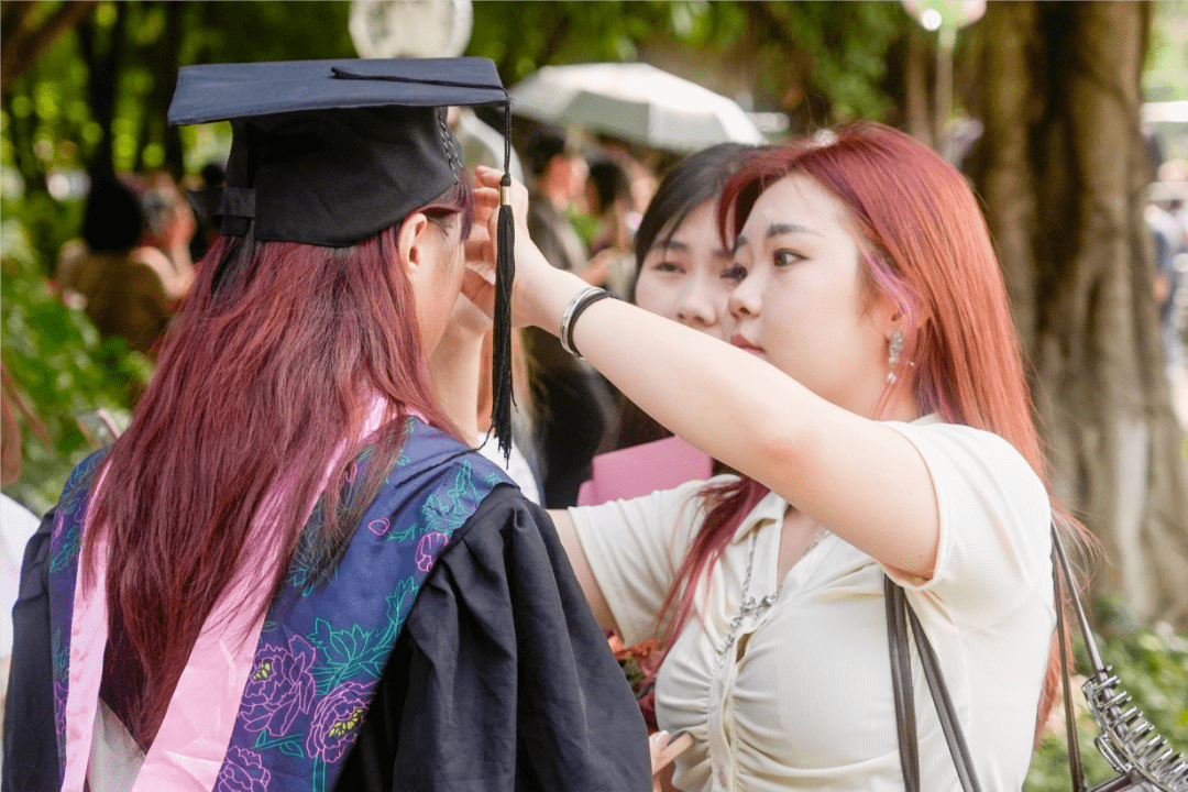 EchoBaremo3pm's tweet photo. [Grad cap tossed high, tassels swung, and a new chapter starts now—cheers to the late nights, the shared laughs, and every moment that led here. 2024 grads, we made it!] https://t.co/Kb8F4EDQ4Q