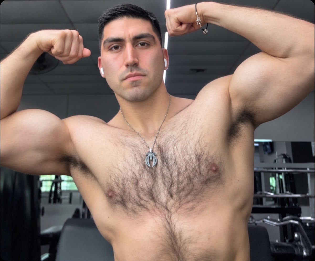 Andresfss11's tweet photo. @ElOtroGuero Pensé que sin barba se vería más raro…….. pero se ve mejor 🔥🤭 https://t.co/OQLqrfToUT