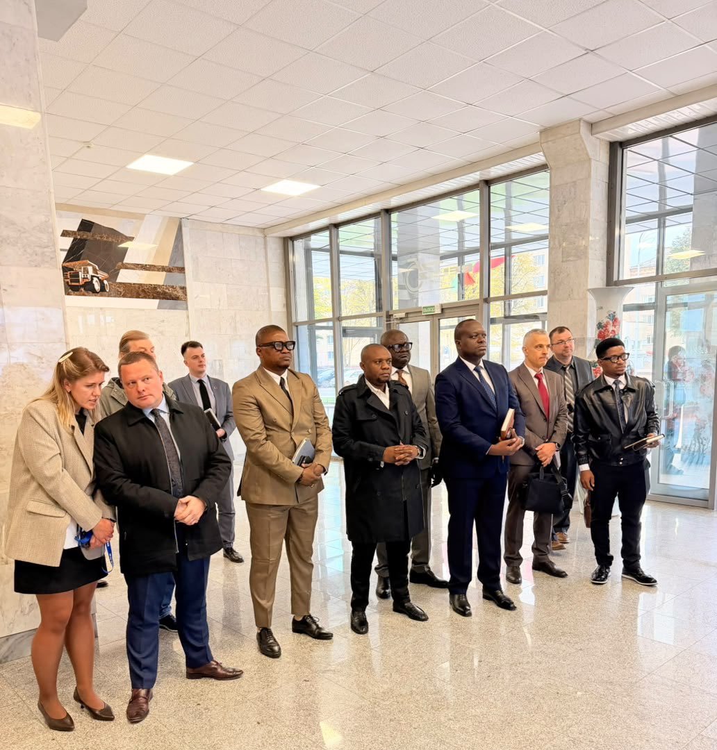 liliane_tshiama's tweet photo. LA MOBILITÉ DE DEMAIN SE PRÉPARE MAINTENANT : TRANSCO À LA DÉCOUVERTE DE NOUVELLES TECHNOLOGIES.
En mission en Biélorussie, la délégation de TRANSCO, conduite par son Directeur Général Jérémie KILUBU MATONDO, explore de nouvelles solutions pour penser la mobilité autrement.
Mobilité électrique, technologies de transport, infrastructures modernes et nouveaux modèles d’exploitation : chaque visite permet de découvrir des expériences susceptibles d’inspirer la transformation du transport public en RDC.
L’objectif est de s’inspirer de ce qui se fait ailleurs pour construire des solutions adaptées aux réalités congolaises.
Apprendre aujourd’hui. Innover demain. Mieux servir les usagers.
@CKilubu
@bembajp
@SuminwaJudith
@Presidence_RDC