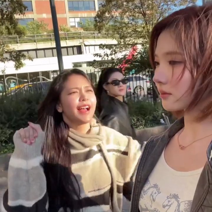 stllar2heartz's tweet photo. 🧁👾 jadi npc wkwk
🧁 : pura pura ga lihat
👾 : malah menoleh ke arah pawangnya wkwk 🤣😭

NYEMBUR LIATNYA WKWKWK 🤣😭

#CARMEN #JIWOO #STELLA  #JUUN #Hearts2Hearts #하츠투하츠 https://t.co/0aFUXj3QI7