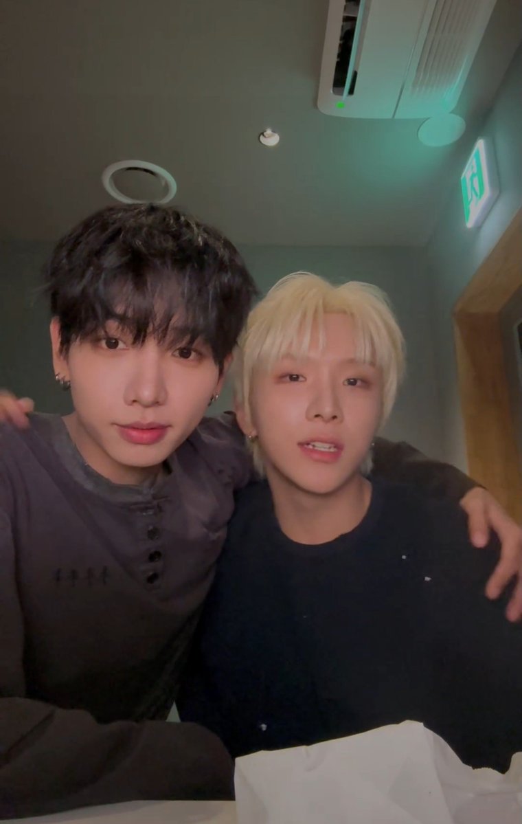 woonmyungzly's tweet photo. they talked about the situation🥹 jaehyun said he understands that it might be uncomfortable to woonhak's fan and he won't make excuse he also felt sorry to woonhak. the whole conversation was so healthy and mature i love my woonmyungz sm they keep emphasizing they r close too 🤍 https://t.co/oM3EydcqQg