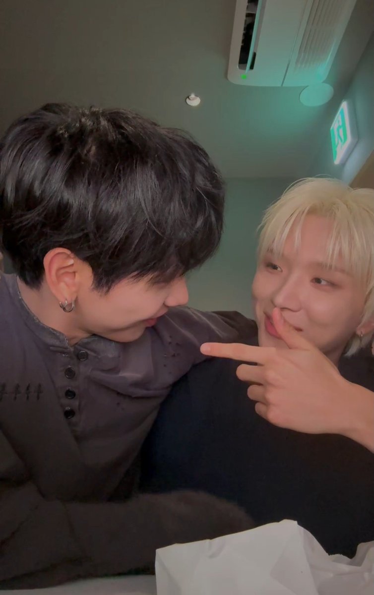 woonmyungzly's tweet photo. they talked about the situation🥹 jaehyun said he understands that it might be uncomfortable to woonhak's fan and he won't make excuse he also felt sorry to woonhak. the whole conversation was so healthy and mature i love my woonmyungz sm they keep emphasizing they r close too 🤍 https://t.co/oM3EydcqQg