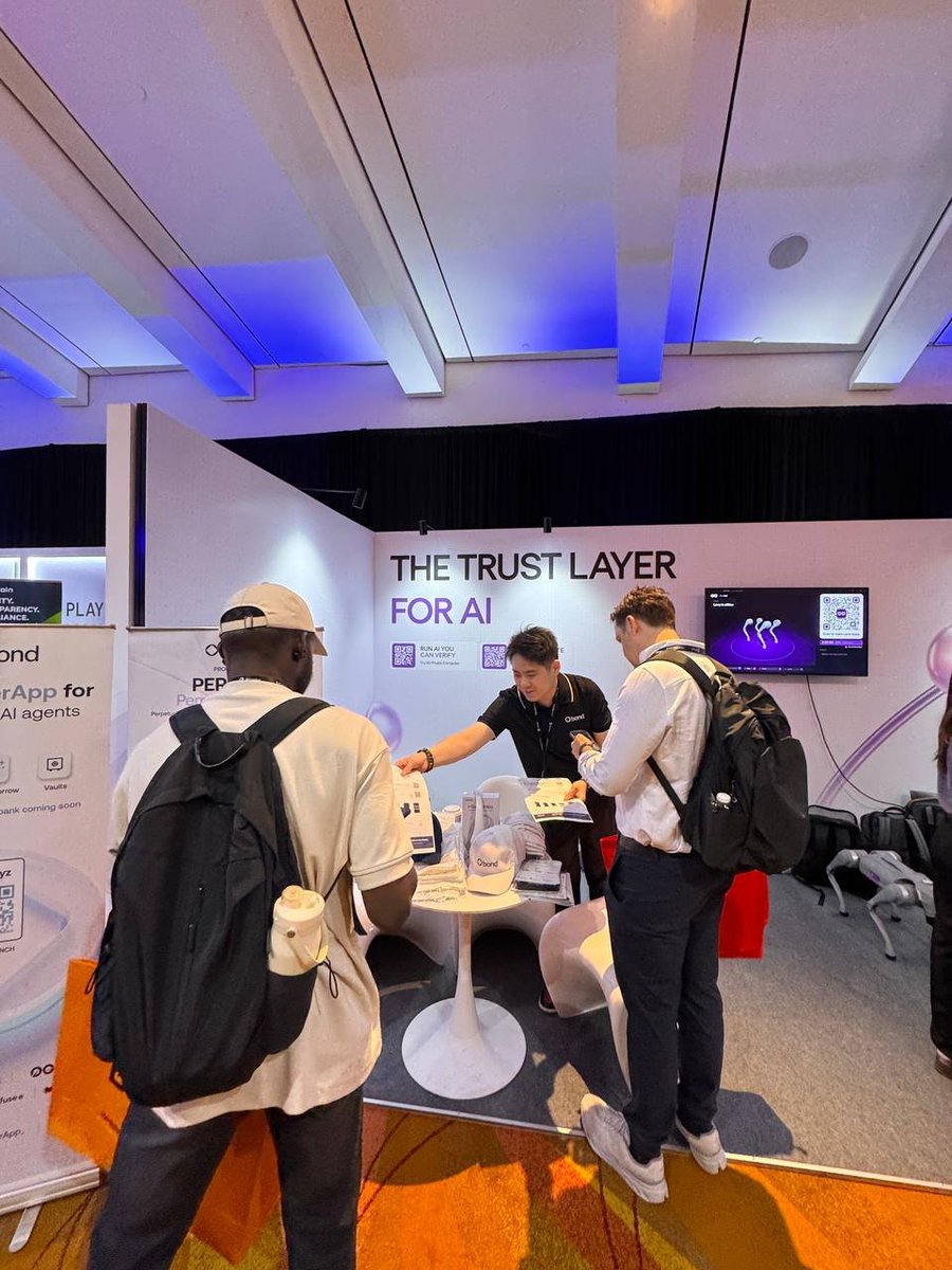 BondSuperApp_'s tweet photo. We’re kicking things off at TOKEN2049 Singapore 🇸🇬

Now’s your chance to meet the Bond team at Booth PB5-4 in Marina Bay Sands, learn how we’re changing onchain finance and take home something we’ve brought for you. https://t.co/Diba2llK8Z