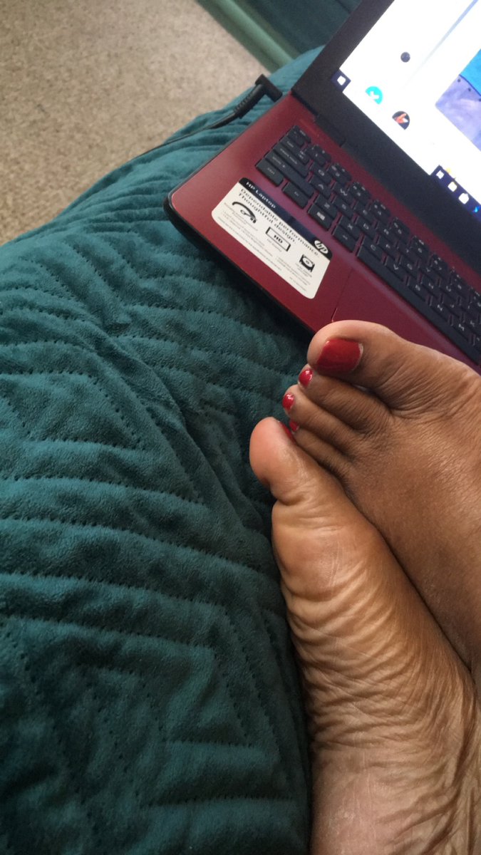 PrincessPKitty's tweet photo. My feet hurt, 12hrs of work finally resting them😩 https://t.co/FEY6ZO5yXA
