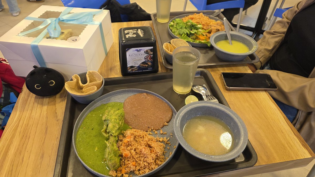 ari_mir__'s tweet photo. comiendo en islas con astri pq sabe q no me gusta comer sola <3 https://t.co/SNWrqHiEFG