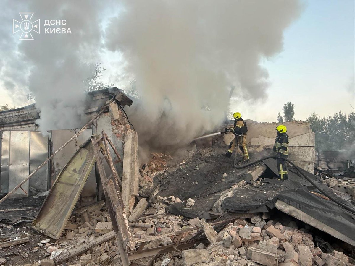 SESU_UA's tweet photo. #Київ: внаслідок російської атаки у Дарницькому районі загинули 2 людини, ще 2 вдалось врятувати

На території гаражного кооперативу ліквідовано пожежу на площі 200 кв. м.

📍Подільський район: виникла пожежа у двох нежитлових будівлях. На місці працюють усі служби https://t.co/XFF737kgsI