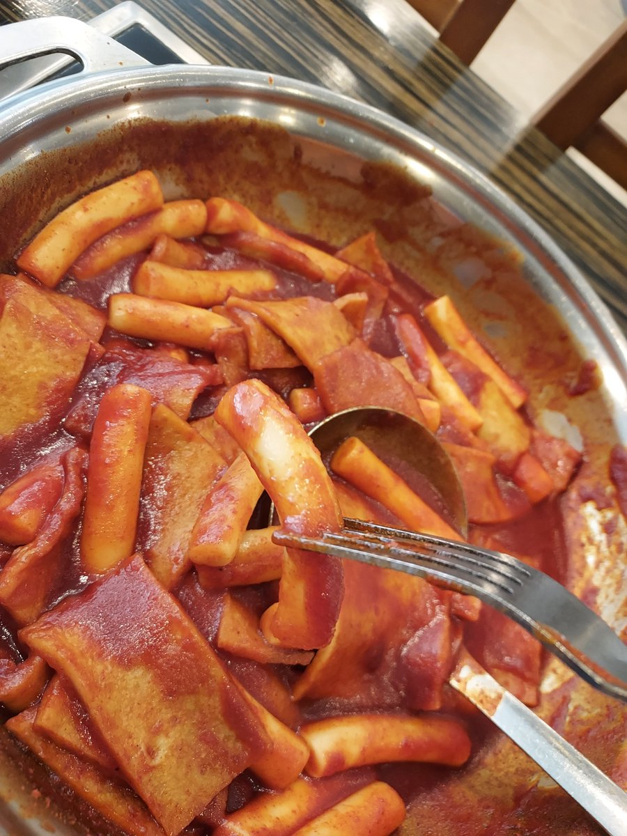 MNakukoroni's tweet photo. 요즘 국내 러시 소식 보니까 떡볶이 먹여주는 게 유행이라던데 https://t.co/bITZ0aczQL