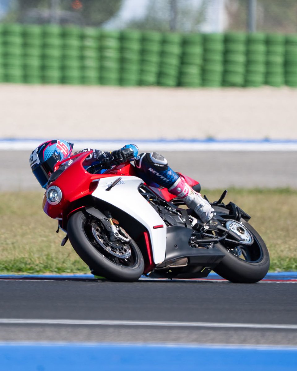 mvagustajp's tweet photo. こここそが、Superveloceの居るべき場所。舞台がどこであろうと、妥協のない、サーキット譲りのパフォーマンスを貫く。美しさも、パフォーマンスも、すべては走るために。Superveloce――その存在が、走る芸術である。
 #MotorcycleArt #Superveloce https://t.co/7a8iRr3bYp
