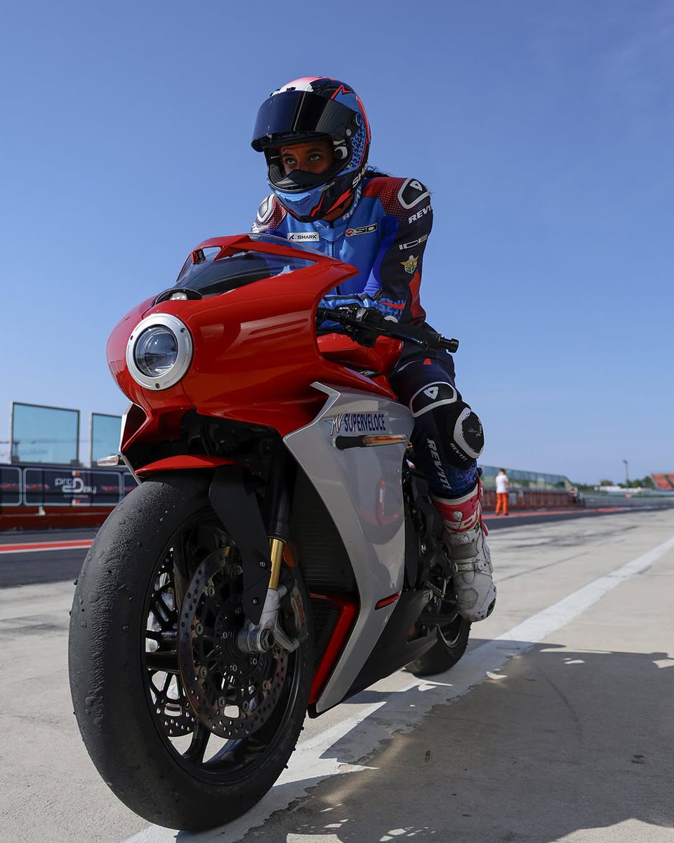mvagustajp's tweet photo. こここそが、Superveloceの居るべき場所。舞台がどこであろうと、妥協のない、サーキット譲りのパフォーマンスを貫く。美しさも、パフォーマンスも、すべては走るために。Superveloce――その存在が、走る芸術である。
 #MotorcycleArt #Superveloce https://t.co/7a8iRr3bYp