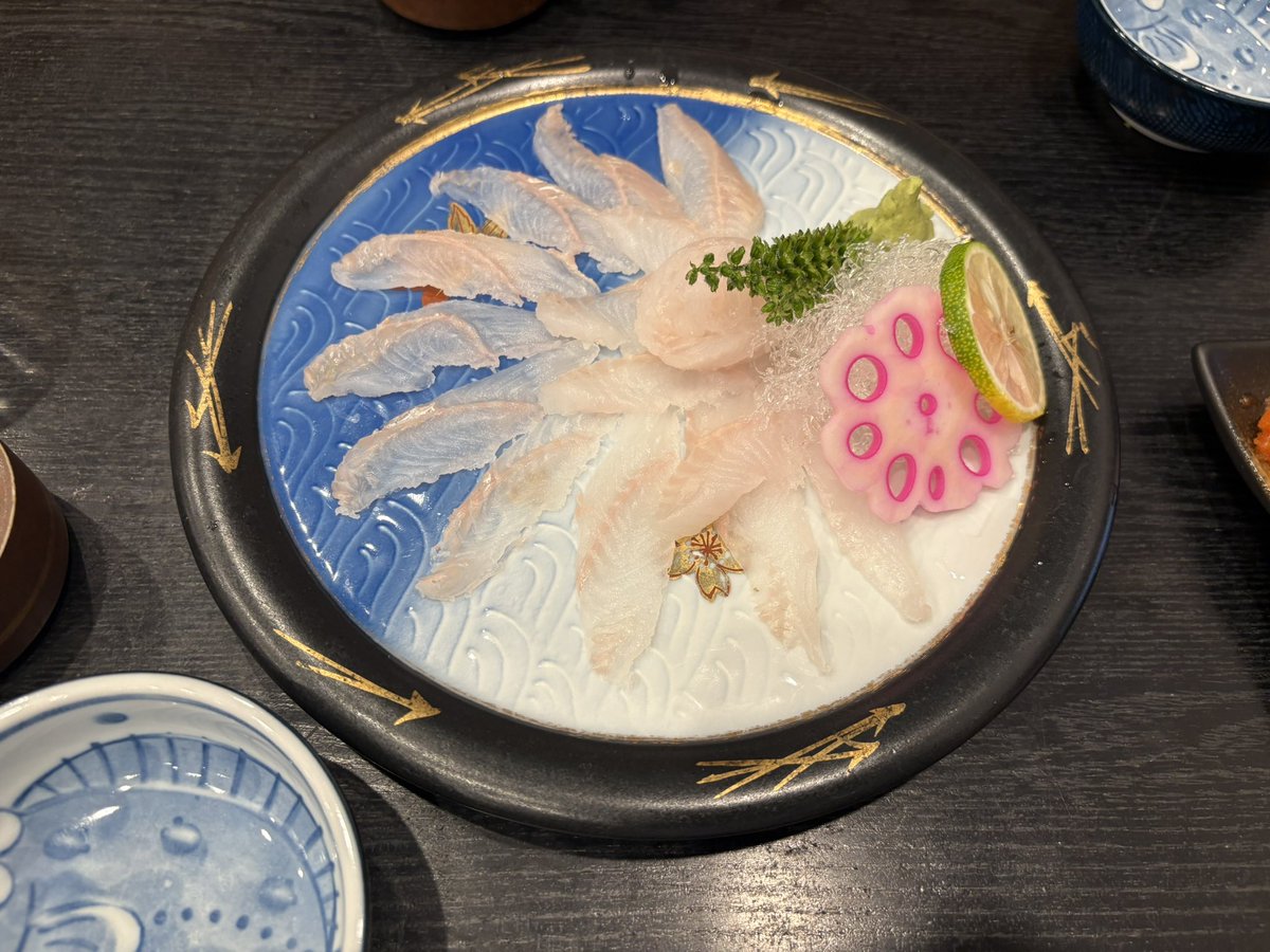 Usyousa's tweet photo. 穴子って刺身でも食えるんすねえ。
ムニムニして美味い。 https://t.co/I8pQdpqrDe