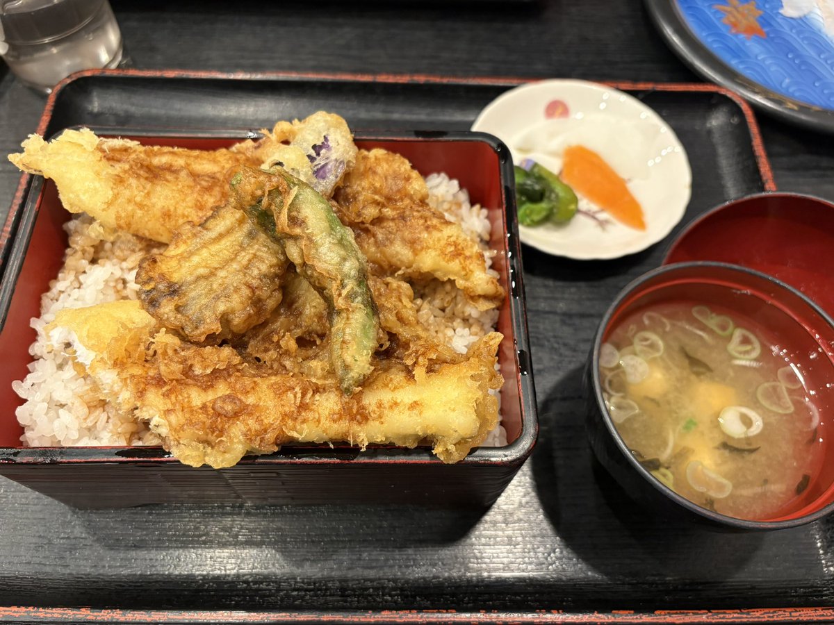 Usyousa's tweet photo. 穴子って刺身でも食えるんすねえ。
ムニムニして美味い。 https://t.co/I8pQdpqrDe