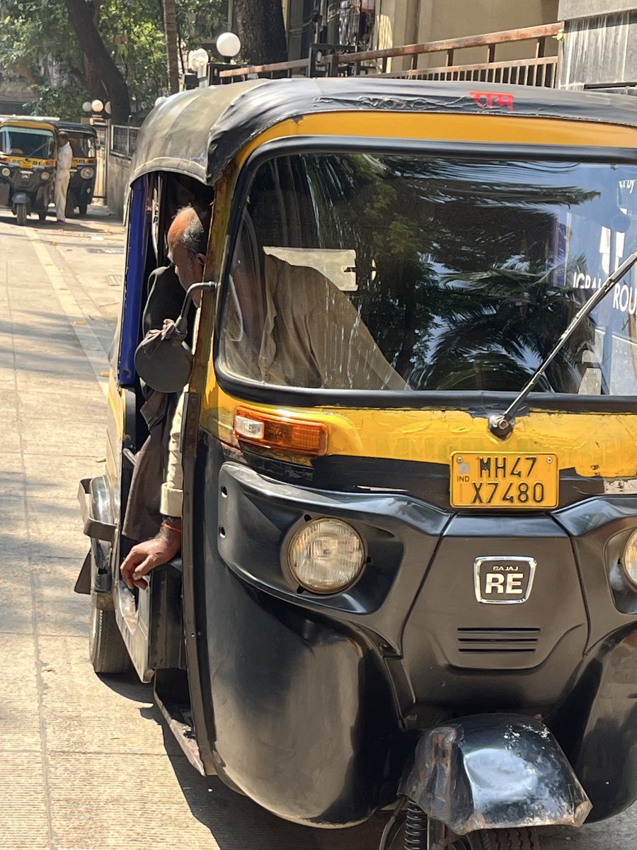 brijennishar's tweet photo. @MTPHereToHelp 
All of them are empty but deny to take short distance / Goregaon Station they just keep waiting for lady or long distance please take action against this type of drivers ! https://t.co/oE1XkvOO3b