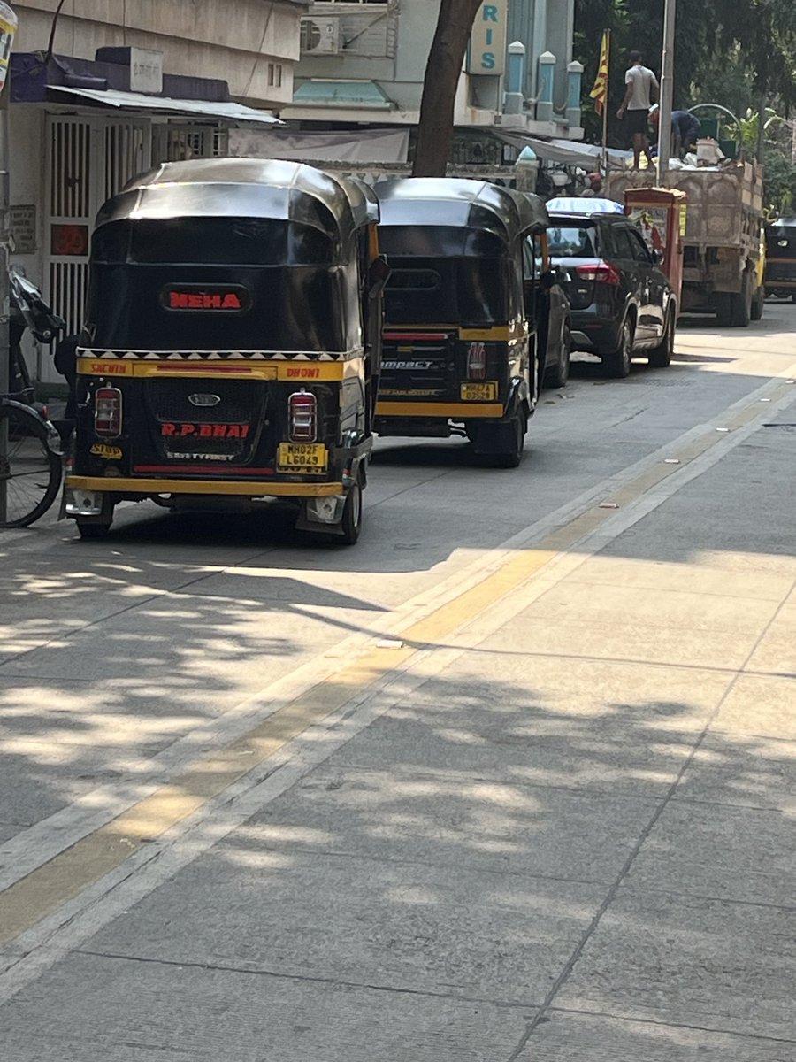 brijennishar's tweet photo. @MTPHereToHelp 
All of them are empty but deny to take short distance / Goregaon Station they just keep waiting for lady or long distance please take action against this type of drivers ! https://t.co/oE1XkvOO3b