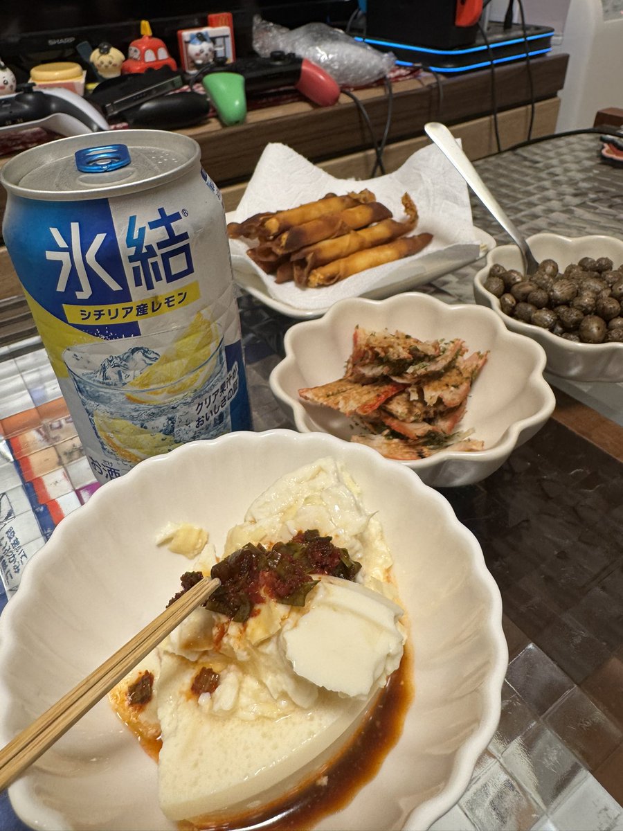 nyaruko0304's tweet photo. 自然に見えるかつばれないように描いてたら笑って異変に気づいてくれた

引き返そうとしてたから引き戻し
庭で取れたムカゴ素揚げに乾杯🍻

初めて作ったけど
カニカマせんべいに
はまっちゃった🤤

お土産のニラ醤油もなかなかよき🫰 https://t.co/EOBLefA6dy