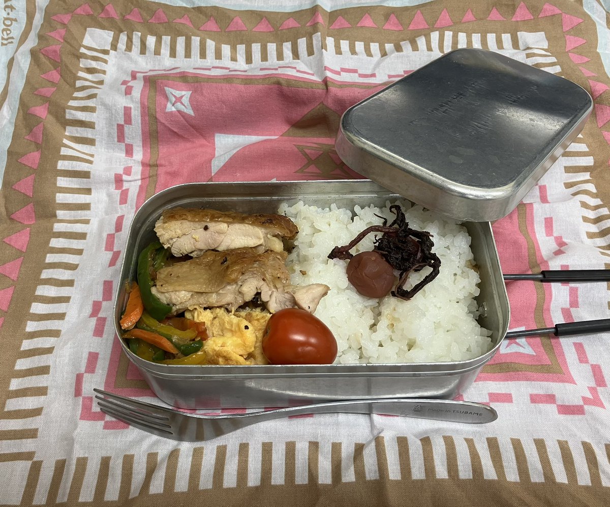 NANIWATAXIDR's tweet photo. おはようございます😊？

本日は朝イチから寄合？mission🪖🇯🇵でございます…

弊社にマタ、新兵さんが入営されます👀
ので、
新兵教練用のテキスト📕の見直し、作成でございます😊

社内のルールはもとより、道路交通法etcもキチンと守って安全運転でよろしく頼みます、ね

では
皆さま、ご安全に🦺🚕

#安定のチーム50とか
#慌てず焦らず諦めずでよろしく
#ともあれお弁当は美味し❤️