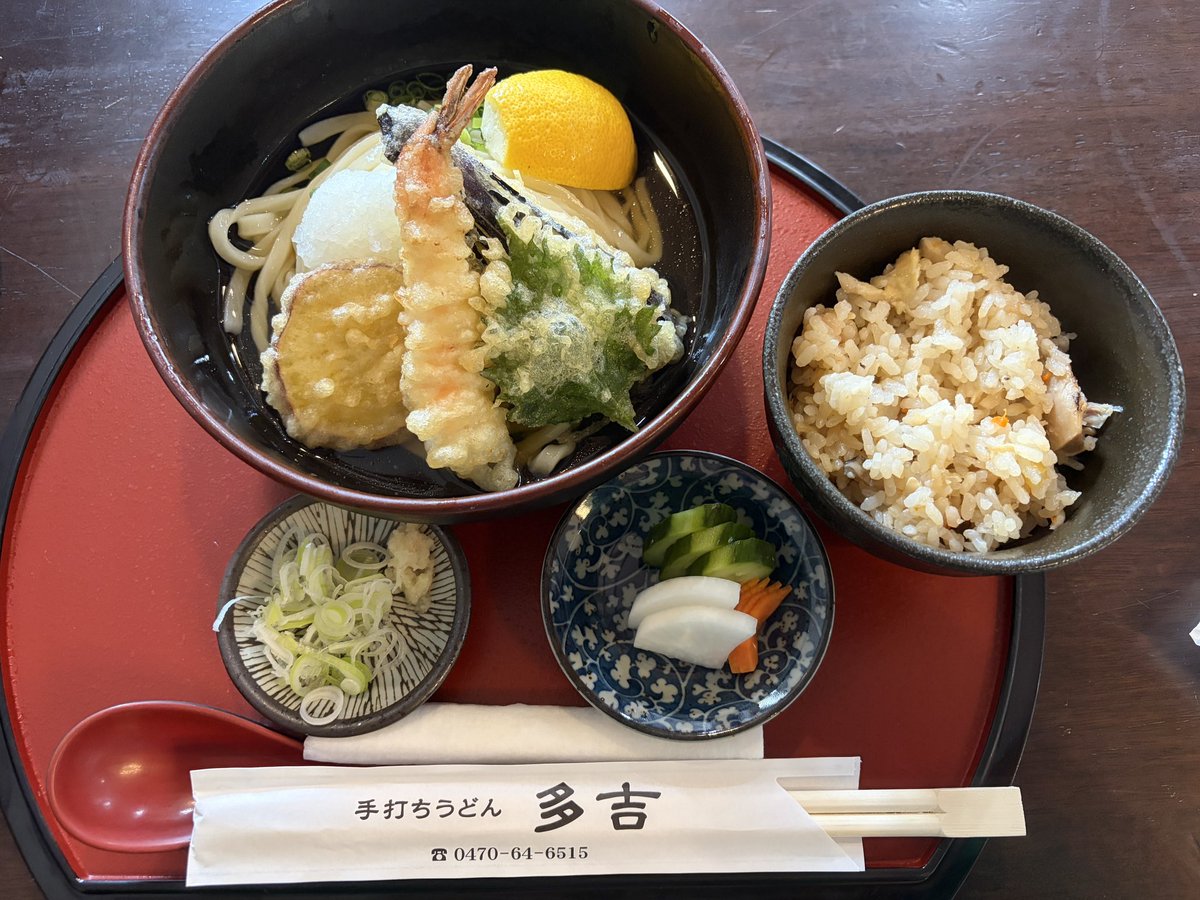 kati90969173's tweet photo. 美味しいと教えてもらった手打うどん屋さん
車で6分w
ポツンと感が凄いww
平打ツルツルこし強く
食べ歩き好きの同期が勧めただけの事はあると納得

納得いかないのは何故に私は大盛にしなかったのか‥😭 https://t.co/K98E8NZrCt