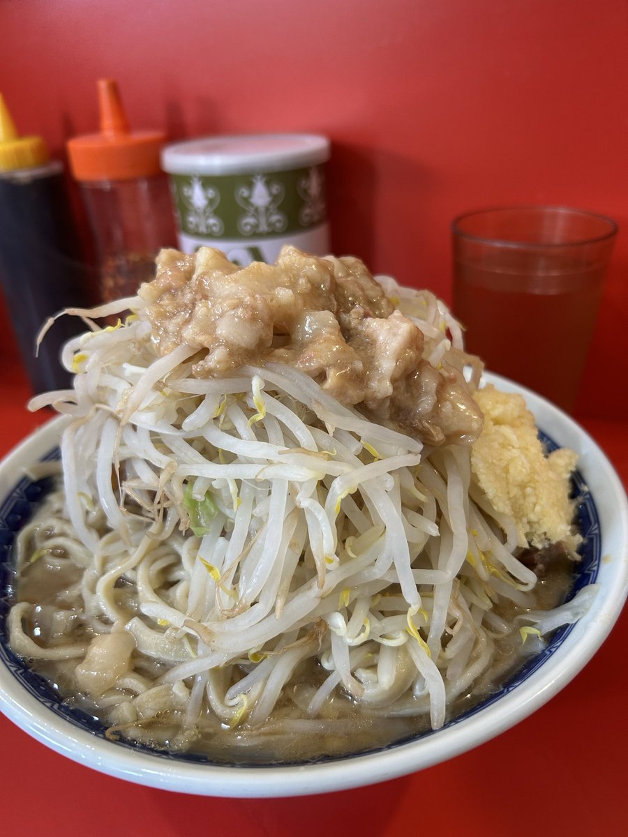 Tarou_Ohmori's tweet photo. ラーメン二郎　朝倉街道駅前店

水曜昼営業へ
11:13頃外待ち5名に接続

大ラーメン　カラメ以外全マシ🍜

今日のスープはちょい醤油感強め😋
スッキリうまい〜😅

デロ気味の麺めっちゃすきうまい😍

豚さん🐷端豚アザマス🙏

ファスロの女性1抜けカッコよかった👍

大満足ごちそうさまでした😋 https://t.co/vjnFLzQOh0