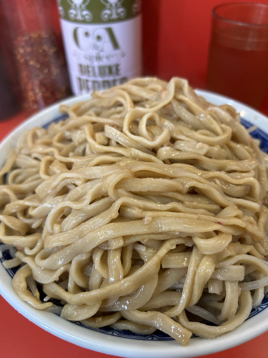 Tarou_Ohmori's tweet photo. ラーメン二郎　朝倉街道駅前店

水曜昼営業へ
11:13頃外待ち5名に接続

大ラーメン　カラメ以外全マシ🍜

今日のスープはちょい醤油感強め😋
スッキリうまい〜😅

デロ気味の麺めっちゃすきうまい😍

豚さん🐷端豚アザマス🙏

ファスロの女性1抜けカッコよかった👍

大満足ごちそうさまでした😋 https://t.co/vjnFLzQOh0