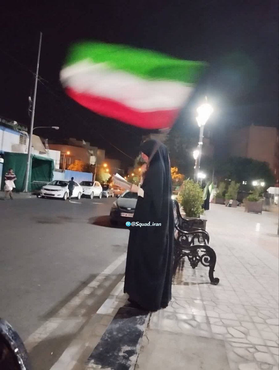 g_shahriyar's tweet photo. تصویری جالب از درس خواندن ریحانه جعفریان، رتبه ۵ کنکور هنر امسال در راهپیمایی‌های شبانه در حمایت از رهبر معظم انقلاب و خونخواهی رهبر شهید انقلاب https://t.co/CebUPzm7yd
