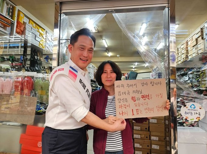 sh27021's tweet photo. 요즘 호감 가는 정치인 김태규!!

그는 공산주의자들을 다룰 줄 안다.
그는 서팔계를 다룰 줄 안다.

보수 정치인에게서 항상 답답한 부분..

'보수의 품격' .. 이 G라R 하면서..
싸울 줄도 모르는 씹선비 정치인 100명보다,
.
.
.
.
.
김태규 한명이 훨씬 낫다.