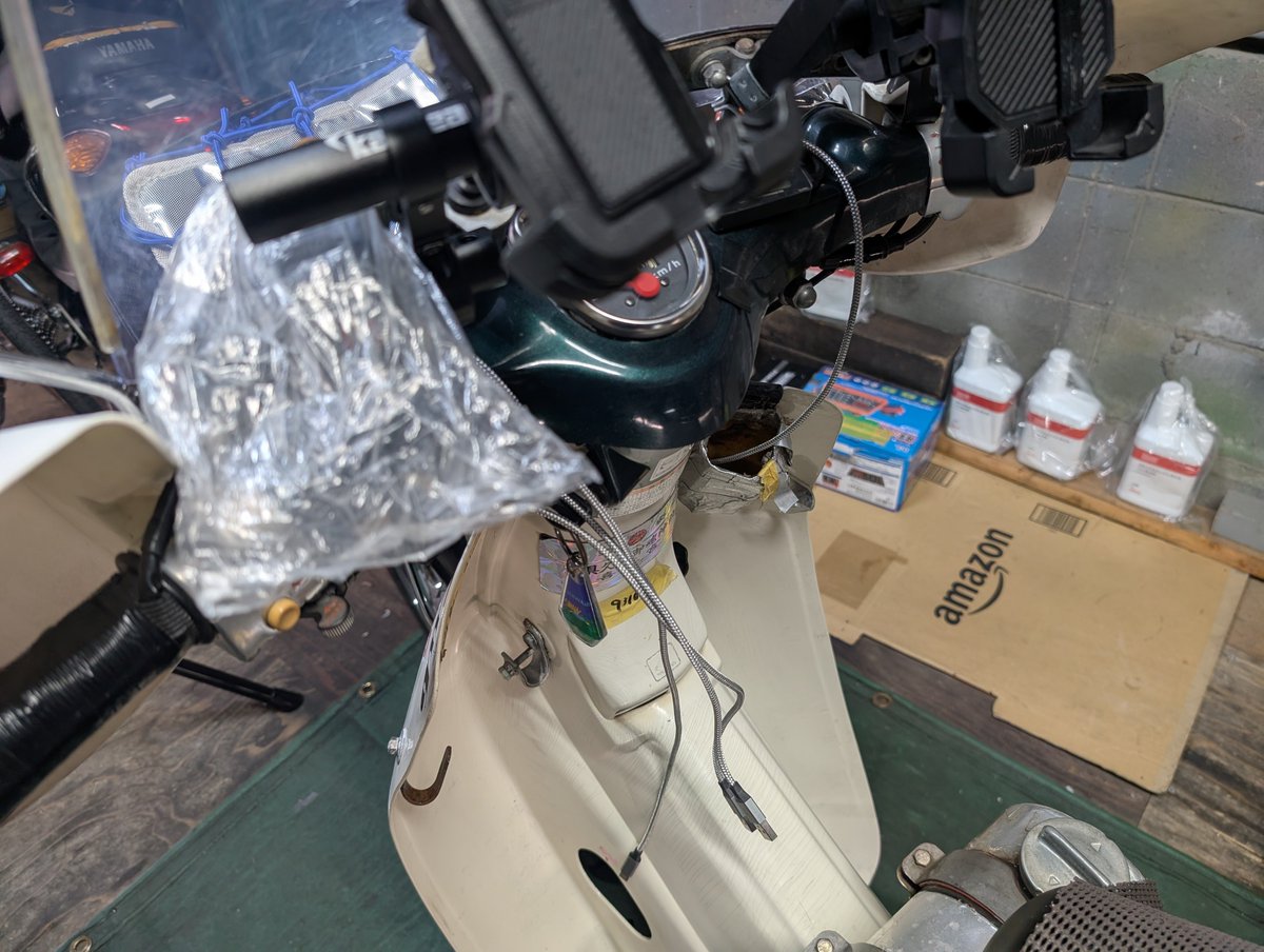 yakisoban650's tweet photo. スマホ充電ケーブル、約1ヶ月で終了。
原因は雨でも積極的に使ったからでケーブルはどうでもいいけど、充電中スマホが短絡して誤動作多発したのは焦った。
爪楊枝を斜めに切って充電ポート清掃と接点復活剤軽く付けて新しいケーブルに交換したら復活したので良かった😅 https://t.co/miSL83DI3M