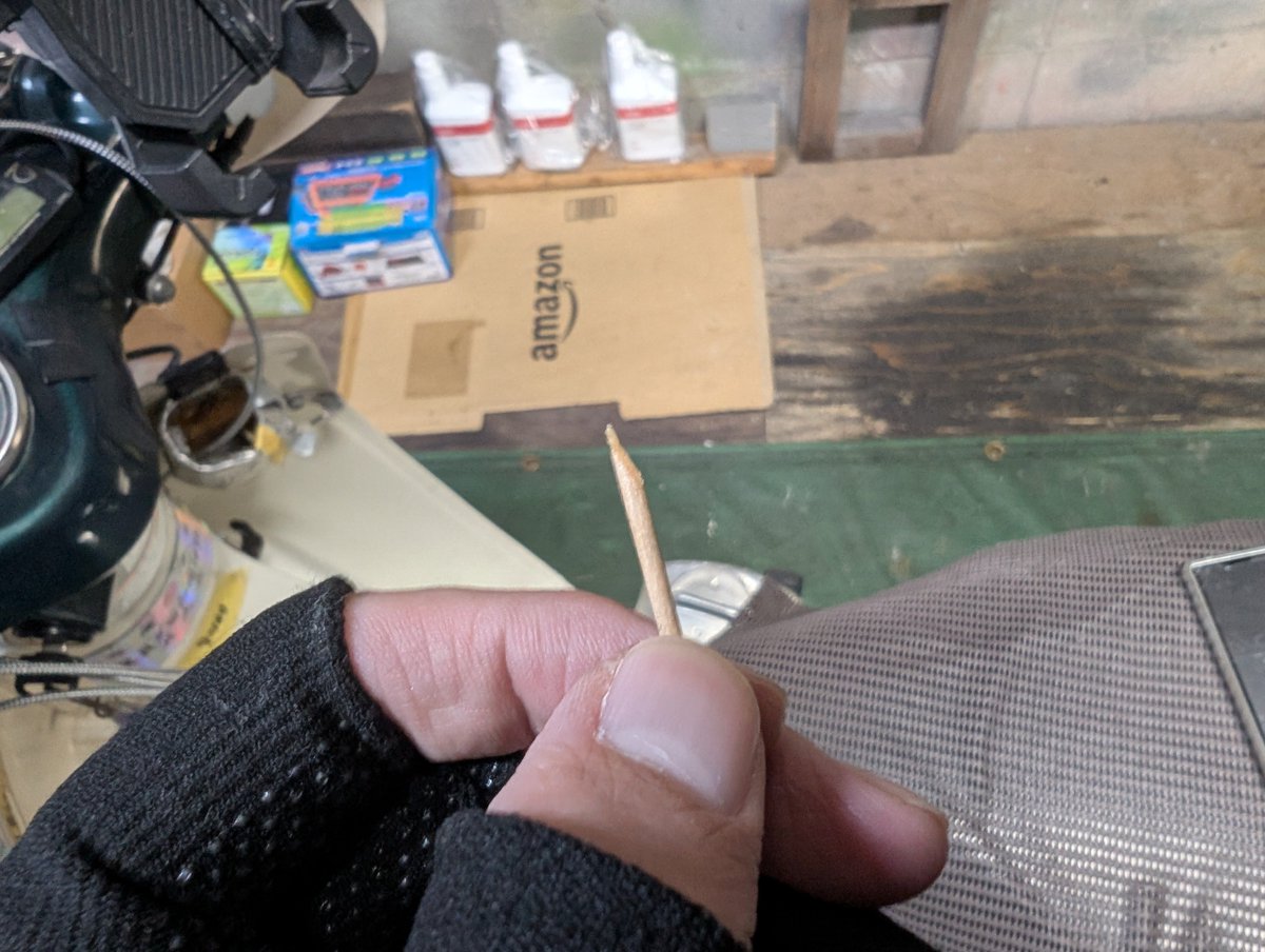yakisoban650's tweet photo. スマホ充電ケーブル、約1ヶ月で終了。
原因は雨でも積極的に使ったからでケーブルはどうでもいいけど、充電中スマホが短絡して誤動作多発したのは焦った。
爪楊枝を斜めに切って充電ポート清掃と接点復活剤軽く付けて新しいケーブルに交換したら復活したので良かった😅 https://t.co/miSL83DI3M