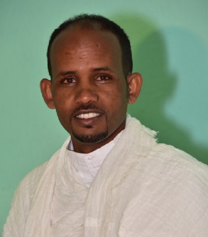 shabait's tweet photo. “ኣጽንዓይ፡ ሃጃሪ ዛንታታት እዩ ክኸውን ዘለዎ” መሓሪ ዕ/ሚካኤል (ጠዊል)
ኣብርሃም ዘርአ (ወዲ-ሃለቃ)
2ይን መወዳእታን ክፋል

- ነዚ መጽሓፍ ንኸተዳሉ ዝደረኸካ እንታይ እዩ፧

ብዙሕ ግዜ ኣብ’ቲ ባህሊ እናጽናዕካ ምስ ከድካ፡ እቲ ሕብሪ ትሕዝቶታት ናይ’ቲ ሕብረተ-ሰብ ኣዝዩ እዩ ዝበዝሕ። ሕጂ ንስኻ ጥራይ ክንደይ ኣጽኒዕክ ኣለኻ ብግምት ይፈልጥ እየ። ኣፋዊ ያታታት ምስ በልካ፡ ኣፋዊ ግጥምታት ኣለዉ፡ ወግዒታት፡ ልምድታት፡ ኣፈ ታሪኽ፡ ሕንቅልሕንቅሊተይ፡ እንካ በል ኣዝግነኒ፡ ጽውጽዋይ፡ ተረካብ ዘረባ፡ ብዛዕባ ስልማትን ትልሂታትን ደርፍታቱን፡ . . . ብዙሕ እዩ። ስለ’ዚ እቲ ትሕዝቶታት መጽናዕቲ፡ ኣብዞም እን��ሎም ዘለና ኣፋዊ ያታታት ምስ ከድካ፡ ብዕምቆት ከኣ እናተረዳኣካ ምስ ከደ፡ “እንታይ ክገብር ኣለኒ” ዝብል ሕቶ ምስ ተላዕለ፡ ንሕትመቱን ዋጋኡን ንምዝርጋሑ፡ ንትሕዝቶኡን ዘልዕሎ ኵርናዓትን ዝምልከት ሓሳባት ምስ ኣምጻኻ፡ ��ተበርክት ከም ዘለካ ይስወጠካ። ከምኡ ዝብል ሓሳብ ምስ መጽአ፡ “ናይዞም ክልተ ስሙያት ኣራሑ ክኢላታት ኣፋዊ ስነ- ግጥሚ ካብኡ ናብኡ ከኣ፡ ናይ ኣውሎን መልቀስን ወይ ማሰን መልቀስን ዝነበሩ ክኢላታትዶ ክሰርሕ” ኢልካ ትብገስ። በቲ ናይ መጽናዕቲ ሸነኻት ዝበዝሐ ትሕዝቶ ረኺበሎም ዝብል እምነት ምስ ኣሕደርኩ፡ ናይዞም ክልተ ሰባት ብቐዳምነት ክጽሕፍ መሪጸ። ከምቲ ኣብቲ መጽሓፍ ጠቒሰዮ ዘለኹ’ውን፡ ‘ቀዳማይ መጽሓፍ’ እየ ኢለዮ ዘለኹ። ድሮ’ውን ድሕሪ ሕትመት ክኢላታትን ግዱሳትን ናይ’ዚ ዓውድን ስድራቤት ናይዞም ሰባትን ክምልኡለይ ጀሚሮም ኣለዉ። ሓደ ዝተወሰነ ዓውዲ ወይ ክሳድ ክትገብረሉ ኣለካ ብዝብል ርድኢት፡ ናይዞም ክ��ተ ክኢላታት ኣፋዊ ያታ ንሕትመት ኣብቂዐዮ ማለት እዩ። ካልእ ተወሳኺ ጅር ኣፋዊ ያታ ኣብ’ቲ መጽሓፍ ኣንጸባሪቐዮ ከም ዘለኹ፡ ብዙሓት ምስ ኣውሎን መልቀስን ዝተሓሓዝ ኣፋዊ ግጥምታት ከም ወተር በሎ፡ ድርሳን፡ ያላኻ... ኣዝዮም ብዙሓት ኣፋዊ ግጥምታት ኣለዉ።

- ነዚ መጽሓፍ ንምድላው ከመይ ሰጊርካዮ፧ ዝተሓልፈ መስርሕ ከመይ ትዝክሮ፧

ጸሓፋይ ምዃን ሓደ ነገር ኣሎ። ካልኣይ፡ እቲ ናይ መጽናዕቲ ነገራት ከኣ ሓደ ርእሱ ዝኸኣለ ዓቢ ረቛሒ እዩ። ሓደ ዝዀነ ስራሕ ናይ መጽናዕቲን ኣጽናዓይን እቲ ተበግሶን ወኒን እንተ ዘይሃልዩካ፡ ኣዝዩ ከቢድ እዩ። እቲ ድሌትን ተበግሶን ክህልወካ ኣለዎ። ብዙሓት መሳቶይ ኣብቲ መጽናዕቲ ዝሳተፉ ኣለዉ፡ ይፈልጥዎ እዮም። ንዝበዝሕ ሸነኻት መጽናዕቲ ብሰናይ ድሌትን ጽቡቕ ተበግሶን ስለ ትጅምሮ፡ እቲ ዕድል ዝገበርናዮ ነገር ከም ስራሕ ብዛዕባ ክብደቱን በዳህነቱን ከይሓሰብና ኢና፡ ኣብ’ቲ ሞያ ነዊሕ እዋን ተጓዒዝና። መጽናዕቲ ክትገብር እንከለኻ፡ ነቲ ዘጓንፈካ ብድሆታት ዘይኰነ እቲ መጽናዕቲ ምስ ገበርካ እትረኽቦ ሓድሽ ልቦናን ጥበብ ናይ’ቲ ሕብረተ-ሰብናን እዩ ዝያዳ ድርኺትን ፍናንንን ዝዀነካ። ክብደቱ ግን መዓስ እዩ ዝመጽእ እናዓሞቕካ ምስ ከድካ እዩ። ወይ ኣብ’ቲ ሞያ ኣተሓሕዛኻ እናዓሞቐን እናሰፍሐን ምስ ከደ ሽዑ’ዩ እቲ በዳህነት ናይ መጽናዕቲ ዝመጽእ።

- ብኸመይ፧

ንስኻ ከም ኣጽንዓይ ንናትካ ድሌት ንምምላእ ወይ ባህ ኢሉካ ትገብሮ ዘይምዃኑ እናበርሃልካ ምስ ከደ፡ ንጸጋታትካ፡ ንታሪኽን ድሕረ-ባያታን ናይ’ቲ ክትኵዕቶ ዝጀመርካ ኣብኡ ዘለዉ ሽርጓናታትን ውረድ ደይብን ንሱ’ዩ ነቲ ስራሕ ዘኽብዶ። ክኸብድ ምስ ጀመረ ከኣ፡ ዝያዳ እቲ መቐረቱ እናተረዳኣካን እናተሓሓዝካዮን ትኸይድ። ኣጽንዓይ፡ ሃጃሪ ዛንታት’ዩ ክኸውን ዘለዎ።

- ሃጃሪ እንታይ ማለት እዩ፧

ሃጃሪ ማለት ደኣ፡ ከብቲ ጽሩይን ጽቡቕን ሳዕሪ ደልየን ቅልጣፈ ብዝተሓወሶ ክምእርራ፡ ክደልያ፡ ክብህጋ፡ ሃነፍነፍ እናበላ ብተመስጦ ክበልዓ እንከለዋ ምህጃር ይበሃል።

- ሕራይ ቀጽል።

ታሪኽ ናይ’ቲ ሕብረተ-ሰብ ��ሪኽ ናይ ውልቀ-ሰብ ኢኻ ትእክብን ትጽሕፍን። ስለ’ዚ ከምኡ እንድሕር ደኣ ኰይኑ፡ ክንደይ ወለዶታትን ግዜን ዘሕለፈ ታሪኽ፡ በቲ ልክዕ ኣበጋግሳኡን ትርጕሙን ክትረኽቦ ትኽእልዶ፡ እዚ ሓደ ዓቢ ሕቶ እዩ። ዋላ እቶም ክኢላታት ኣፋዊ ያታ፡ መልሓስ ዝዓቕማ ተትርፍ እዮም ዝብሉ። ካብን ናብን እናተሰጋገረ ክመጽእ እንከሎ፡ እቲ ���ጽንዖ ዘለኻ ክፋል ትሕዝቶታት፡ ከም ኣብነት በዞም ናይ ክልተ ሰባት እንተ ደኣ ርኢኻዮ፡ ዳርጋ ክልቲኦም ካብ 1935 ክሳብ 1945 ብህይወት ዝነበሩ እዮም። ካብ 90 ክሳብ 110 ዕድመ ገይሮም ዓሪፎም እንተ ደኣ ኢልካ፡ ከም ሰባት ሓያል ኣበርክቶ ከም ዝገበሩ ይስወጠካ። ባሕሪ ነጋሲ ቶምቦሳ ብህይወት ክሳብ 1938 ስለ ዝነበሩ፡ ህዝቢ፡ “ባሕረ ነጋሲ ቶምቦሳ ዕድለኛ እዮም” ይብሎም ነይሩ።

ዛንታታት ናይቶም ውልቀ ሰባትን ሕብረተ-ሰብን ክትፈልጥ እንተ ደኣ ዄንካ፡ ንኽኢላታት ኣፋዊ ያታ ኢኻ ትውከስ። ንሶም እዮም መጻሓፍትኻ። ከይደኸሙን ከይዓረፉን እንከለዉ፡ ባህልን ታሪኽን መታን ምስኦም ከይቅበርን ከይድበን ክትጓየ ትግደድ። ማዕረ ክንደይ ትደ���ም ርዱእ እዩ። ነዚ ዳታ እዚ ሒዝካዮ ምስ መጻእካ ከኣ፡ ናብ ጽሑፍ ክትቅይሮ ዘለዎ ድኻም ኣይንርኣዮ እዩ። ከም ኣብነት፡ ነዚ ነዕልሎ ዘለና ቃለ-መሕተት ናብ ጽሑፍ ክትቅይሮ እንከለኻ ዘሎ ሃልኪ ንስኻ ጥራሕ ኢኻ ትፈልጦ። ንባዕሉ ነቲ ዝጸሓፍካዮ ኣብ ምስርዑን ኣብ ምውዳኑን ዘሎ ስራሕ’ውን ቀሊል ኣይኰነን። ነቲ መጽሓፍ ምስ ኣ��ለኻዮ እናተመላለስካ ገፈል ወዲ ገፈል ኣሪኻ፡ ጽሩይ እኽሊ ንምሕፋስ በብደረጃታቱ፡ ምድባቱ ከፋፊልካ ነቲ ልክዕ መልእኽቱ ናብ’ቲ ሕብረተ’ሰብ ንምምላስ ዝግበር ቃልሲ ቀሊል ኣይኰነን። ጽጹያት ሓበሬታታት ወይ ዳታታት ኰይኖም ዘይተሰምዑኻ ከተትርፍ፡ ኣገደስቲ ዛንታታት’ውን ከይተትርፍ ዘሎ ስራሕ ዓቢ እዩ። ድሕሪ ምድላው እቲ መጽሓፍ ይኹን ዝዀነ ዓይነት ትሕዝቶ ጥበብ ኣብ ተዳልዎ ነገራት ተመሊስካ ናብቲ ቦታ ብምኻድ’ውን፡ ደጋጊምካ ተጻርዮን ኰለል ትብልን። ብሓጺሩ ብኣካልን ቴለፎንን ትገብሮ ርክባት ኣዝዩ ብዙሕ እዩ። ነዚ ክትገብር እቲ ግዜኽ ማዕረ ክንደይ እዩ ዘፍቅደልካ ከኣ፡ ካልእ ረቛሒ ኣሎ።

- ከም ኣብነት ካብ’ዚ ትብሎ ዘለኻ ኣርእስቲ ከይወጻእና፡ ንኣጽናዕቲ እንታይ ብድሆታት እዩ ዝገጥሞም፧

ሓደ እዋን ምስ ኣርኣያ ተስፋ (ድርብ) ዝበሃል ብዓል ባረክንሃ ን/ዞባ ሰንዓፈ ብዛዕባ’ዚ ናይ ምሕሸን ጨፈራን ያታዊ ደርፍታት መጽናዕቲ ክገብር ኢለ ከይደ ነይረ። ሓደ ምሸት ልዕሊ 3 ሰዓት ዝኸውን ጽቡቕ ዝዀነ ዕላል ኣዋጊዕና። ብልክዕ ኣይዝክሮን ጓሉ ድያ ወዱ ድሕሪ ቅዱስ ዮሃንስ ከመርዑ ስለ ዝነበሮ ድሕሪ መርዓ ክንራኸብ ኢና ተቛጺርና። ክረኽቦ ኢለ እናተቓራረብኩ እንከለኹ ድሕሪ ክልተ ወ ር ሒ ከም ዝዓረፈ ፈሊጠ።

ብተወሳኺ ኣቦይ ገብሪሀት ብድር ሃይሉ፡ ብዛዕባ እዚ መጽሓፍ ዋላ’ኳ ዝኣክል ሓበሬታ ወሲደ እንተዀንኩ፡ እዚ መጽሓፍ ከምዚ ቅርጺ ምስ ሓዘ፡ እቲ ንሶም ዝበልዎ ዘበርከትዎ ከተረጋግጽ ከተንብበሎም ትደሊ’ሞ፡ እቲ ግዜን ዕድመን ኣየፍቅደልካን። ስለ’ዚ ገሊኦም ብጽኑዕ ሓሚሞም፡ ገሊኦም ልቦም ኣጥፊኦም ይጸንሑኻ። ይትረፍ እቲ ንሶም ዝበልዎ ክዝክሩ፡ ንስኻ መን ኢኻ ንቤተ-ሰቦምን ነብሶምን ኣብ ዝረስዑሉ ኵነታት ይጸንሑኻ። ገሊኦም ድማ፡ ���ሪፎም ይጸንሑኻ። ብሓጺሩ ኣብ መጽናዕቲ ዘጋጥመካ ብድሆታት ብዙሕ እዩ። ምስ ስራሕ ናይ መንግስቲ ስለ ዘይቃዶ ሕቶ ግዜ፡ ናይ መጐዓዝያ ንባዕሉ፡ ናይ መሳርሒታት መጽናዕቲ፡ ምስ ከድካ ድማ ነቶም ትደልዮም ዘለኻ ሓበሬታታት ብግቡእ ክምልሰልካ ዝኽእል ሰብ ዘይምርካብ ተደሚርዎ ከቢድ እዩ።

- ቀጽል ...

ብሓጺሩ ክኢላታት ብዙሓት ብምኽን��ት ሕማምን ዕድመን ሓሊፎም ይጸንሑኻ። ገለ-ገለ ክጸርየልካን ከተረጋግጾን እትደሊ ሓበሬታ ደሊኻ ድሕሪ ዝተወሰነ ዓመታት ምስ ተመለስካ፡ ኩሉ ነገር ረሲዖም ይጸንሑኻ’ሞ “እዚዶ ኣነ ኢለካ እየ፡ ካበይ ኣምጺኻዮ” ይብሉኻ። ከም ዝበልዎ ይርስዕዎ። እቲ ጽቡቕ ነገሩ ብድምጽን ቪድዮን ቀሪጽካዮ ስለትጸንሕ ግን፡ ነዚ ንብሎ ዘለና ከም ፍታሕ ይዀነካ። ንሓደ መጽናዕቲ እትገብረሉ ሓደ ትሕዝቶ፡ እቶም ክኢላታት በብናቶም “እገለ ዝበሎ እዩ፡ ኣቶ እገለ እባ” እናተባህለ በብናቶም ዝተፈላለየ ሓበሬታታት የጋጥመካን ይወሃበካን እዩ። ኣብዚ ኣየናይ’ዩ እቲ ሓቂ ንኽትፈልጥ ምግርጫውን ምትሕንፋጽን ሓበሬታታት የጋጥመካ። ንኽትውስን’ውን ይ��ብደካ። ወረ ኣብ ገለ-ገለ ዓድታት ነቲ ዛንታ ናታቶም ክገብርዎ ይደልዩ፡ ገሊኦም ድማ እቲ ዛንታ ተሃራፊ ምስ ዘይከውን ናይ ዓዲ እገለ እዩ ይብሉኻ። እቲ ዛንታ መን ኢልዎ፡ መዓስ፡ ኣበይ ብኸመይ ምስ እትሓትት ብዙሕ ዝጋራጮን ዝጐድል ነገራትን ይጸንሕ። ምኽንያቱ መጫበጢ ዝበሃል ነገር የለን። ብኣፍ ካብ ወለዶታት “ኣቦይ እገለ፡ ኣቦይ እገለ’ባ፡ ኣደይ እገሊት... ንኩስቶ ዝተ���ህለ እዩ” እናተባህለ ስለ ዝጸንሕ፡ ኣብ ገለ ይውሰኾ ኣብ ገለ ድማ ይጐድሎ እዩ። ስለ’ዚ ዝኣከብካዮ ዳታታትን ዛንታታን ንምርግጋጽ እትገብሮ ምምልላስ በዳሂ እዩ። ገሊኡ መጽናዕቲ ትገብረሉ ዓድታት ካብ ጥጡሕን ርሑቕን ምዃኑ ሒዝናዮም ዝኸድና ሰኣልቲ ክንደይ ግዜ ብበቕሊ ዘይተጐዓዙን ዘይተጐዓዝናን። ኣብ መንጎ መጽናዕትኻ ሃንደበት ንሶም ወይ ንስኻ ምሕማም’ውን ኣሎ።

- ካልእ ካብ ዘጋጠመኩም ትዝክሮ እንተሎ፧

ሓደ እዋን ኣብ ሓደ ርሑቕ ዓዲ ምስ ከድና፡ ምስቲ ጸሓይን ጕዕዞን ኪድ ውዒልና ኣብ’ታ ዓዲ ምስ ኣተና፡ እቶም ሰኣልቲ ምስቲ ዝወዓልዎ ጽምእን ድኻምን ነቲ ዝተቐረበልና ድቋ ስዋ ሓንፊፎም ምስ ገደፍዎ፡ ሰትዮሞ ዘይፈልጡ ሓፊስ ስዋ ዳጉሻ ኣይ ንላዕሊ ኣይ ንታሕቲ ገይሩዎም። ብድሕሪ’ዚ ስእሊ የለ፡ ገለ የለ ኰይኑ መሬት። ስራሕና ንጽባሕቱ ጀሚርና ማለት እዩ። ስለ’ዚ ዘጋጥመካ ብድሆታት ብዙሕ እዩ።

- ትሕዝቶ መጽሓፍ ክልተ ኣራሑ እንታይ እዩ ዘጠቓልል ፧

ከም’ቲ ዝበልኩኻ እቲ ናይ መጽናዕቲ ትሕዝቶታት ካብ ምብዝሑን ምዕማቝን ዝተላዕለ እዚ መጽሓፍ’ዚ ኣብ ኣፋዊ ስነ-ግጥሚ ትግርኛ ኣውሎን መልቀስን ትኹረ�� ዝገበረ እዩ። እግረ መንገዱ ግን እቶም ካልኦት ትሕዝቶ ኣፋዊ ያታታትን ስነ-ግጥምን ተተንኪፎም ኣለዉ። ከም በሃራት ስነ-ጥበብ እንታይ ኣበርኪቶም ሓሊፎም፡ በቲ ሕብረተ-ሰብ ኣብቲ እዋን’ቲ ዝወርዶም ዝነበረ ተነጽሎ፡ ብግምጣሉ ከኣ እቲ ሕብረተ-ሰብ ዝህቦም ዝነበረ ክብርታትን ናብዮትን ንምትንካፉ ዝኣክል ዕምቆት ከይደ እየ ኢለ እግምት።

- እስከ ብዛዕባ እዞም ክልተ ኣራሑ ኣዕልለና፧ ስለምንታይ ኢኻ ብዛዕባ እዞም ሰባት እዚኦም ከተተኩር መሪጽካ፧

ክንዲ ሰብ ኰይንካ ኣብ ውሽጢ እቲ ሕብረተ-ሰብ ኣብ ትእከበሉ፡ ኩስቶ ከም’ዚ የለ (በለ) እናበሉ ናይዞም ክልተ ኣውሎኛታት ከዕልሉሎም ትሰምዕ ኢኻ። ልዕሊ ካልኦት ስም ኣብ’ቲ ከባቢ ዘለዉ ክኢላታት ኣፋዊ ያታ ኣብቲ ሕብረተ-ሰብ ጉልሕ ኢሎም እዮም ዝጸንሑኻ። ከም ኣብነት ነጋሽ ሳግላ፡ ገብረመድህን ብስራት፡ ተወልደ መዓሾ.... እንተደኣ ኢልካስ ኣበይ እዮም፡ እንታይ እዮም ገይሮም፡ ብሳላ ሓያል ኣበርክቶኦም እቲ ሕብረተሰብ ይፈልጦም እዩ። ባሕረ ነጋሲ ቶምቦሳን ግራጭ ከብዱን እንተ ደኣ ኢልካ ከኣ፡ ከምኡ ማለት እዩ። እዞም ክኢላታት ክንዮ’ቲ ኣብቲ ሕብረተ-ሰብ ተዛራቢ ቋንቋ ትግርኛ ዋላ ኣብተን ካልኦት ብሄራትና ልሉያት እዮም።

- ብ���ክዕ ቦታ መጽናዕትኻ ኣበይ እዩ ነይሩ፡ ናይ መጻኢ መደባትካ ክትሕብረና፧

ኣነ’ኳ ኣጋጣሚ ኣብ ኩሉ’ቲ ብሄረ ትግርኛ ዝርከበሉ ከባቢታት ከይደ ዘጽናዕኹዎ እዩ። ብዓቢኡ እቲ ብኮምሽን ባህልን ስፖርትን ኤርትራ ተታሒዙ ዘሎ መደብ ብዙሕ እዩ። ድሕሪዛ ሕትመት መጽሓፍ እዚኣ፡ ካብዚኣ እትሃጥር መጽሓፍ ብዛዕባ’ቲ ያታዊ ደርፍታት ትግርኛ ሓደ መጽሓፍ ከነበርክት ኢና። ኮምሽን ብሓፈሻ ናይ ኩለን ብሄራትና ያታን ባህልን ናብ ወለዶታት ንምስግጋሩን ንምዕቃቡን፡ ዘድሊ መሳለጥያ መጽናዕቲ ተዋሂቡና፡ ብክቡር ኣምባሳደር ዘመደ ተኽለ እናተቐለስና ንጐዓዝ ኣለና።