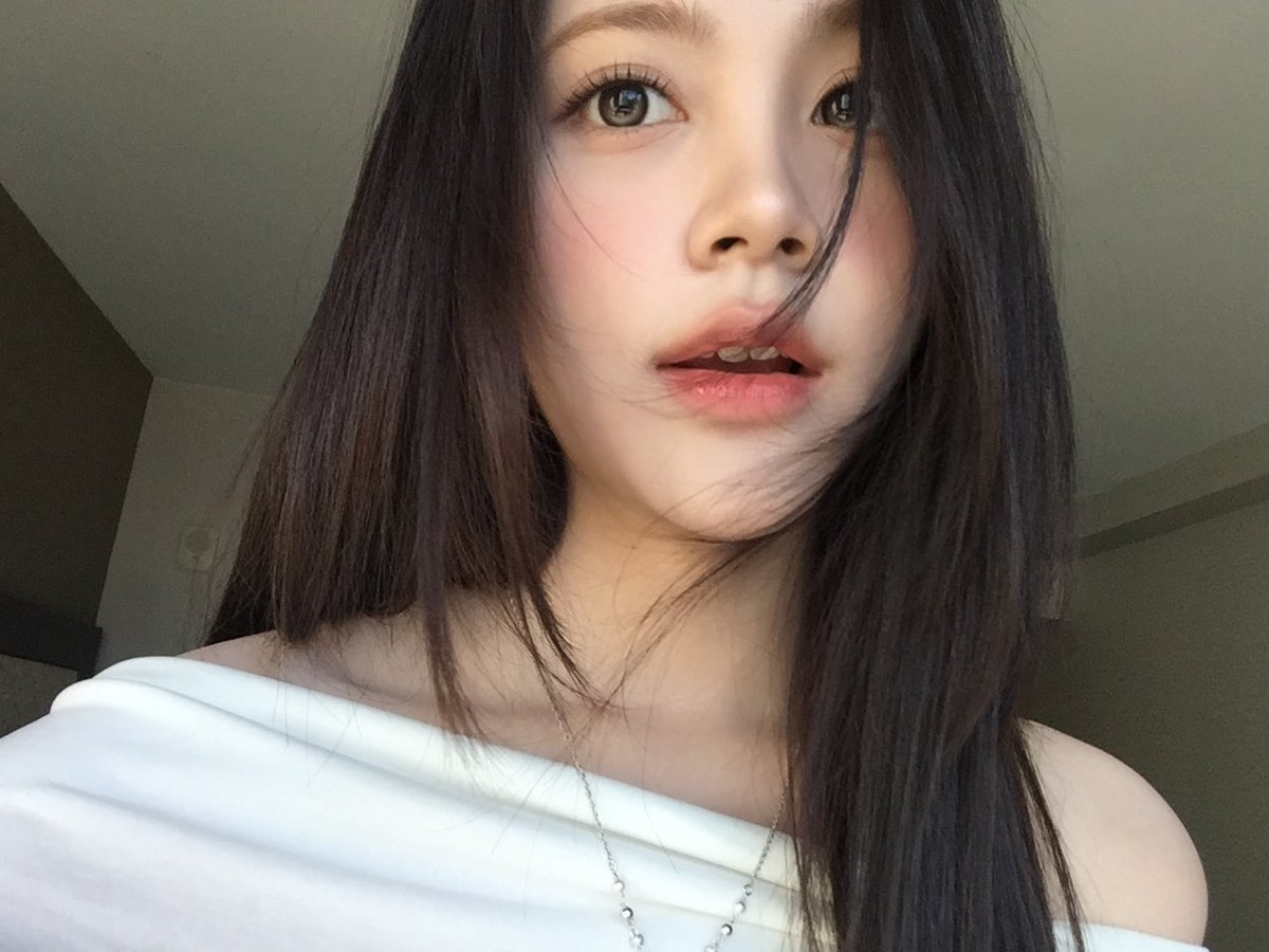 draftjeje's tweet photo. kalo emg fans mah harusnya nyadar ni anak sometimes ngeshow looks maturenya tiap update di wv, lagian apa salahnya jg being cute overload. namanya juga personal branding, ada dimana saatnya nanti dia nunjukin character developmentnya after beberapa tahun debut. sabar aje kali https://t.co/Lh0VaT0ErG