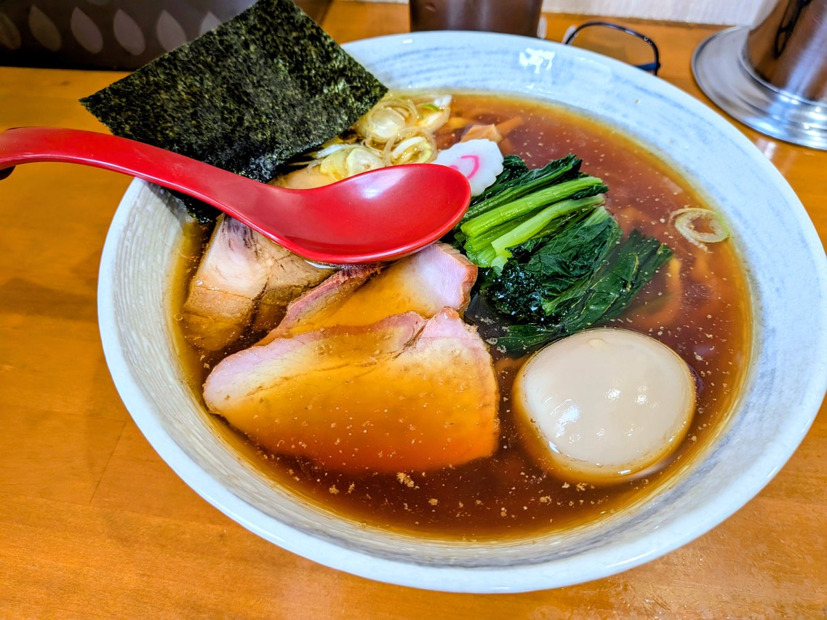 shin0ing's tweet photo. ちょっと遅めの夏休み。
3hテニスしてからの白河ラーメン。

とら食堂 松戸分店で、
���中華そば並+味玉子+ほうれん草は、体に染み渡りました。

久しぶりに食べたけど、あぁ、美味しい🤤。

これは夏休みと言うより日常の方が正解かもね😀。 https://t.co/H75iyiQA9D