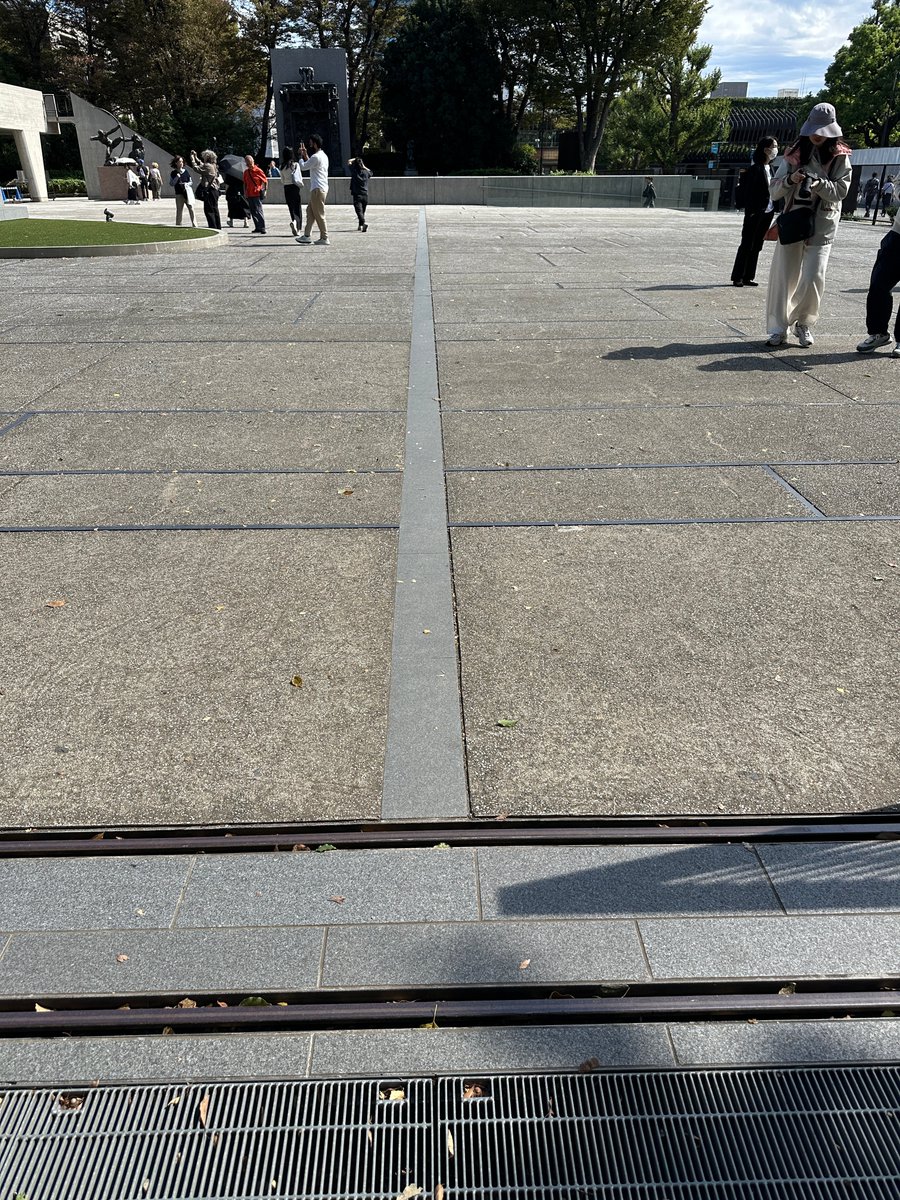 tkhshgm's tweet photo. 現在は正面左側の門になっていますが開館当初はこちらが正門でその動線が入っています。後で弟子が設計した文���会館の窓はこの前庭の模様に同期するように設計されたようですね。地下に降りると後付けの免振構造の様子が見れて興味深いです https://t.co/tqbY7kw8lv