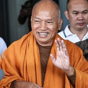 sirotek's tweet photo. โกงหมื่นล้านคุกแค่ 50 ปี! ศาลจำคุกอดีตพระอลงกต วัดพระบาทน้ำพุ 742 ปี หมอบี 386 ปี 1,840 เดือน แต่ให้การเป็นประโยชน์จึงจำคุกแค่ 50 ปี ร่วมกันคืนเงิน 300 ล้าน ข้อหาฟอกเงินและยักยอกเงินวัดพระบาทน้ำพุ #ตาสว่างกว่า #ศิโรตม์ทอล์ก https://t.co/GWnr0LblEL