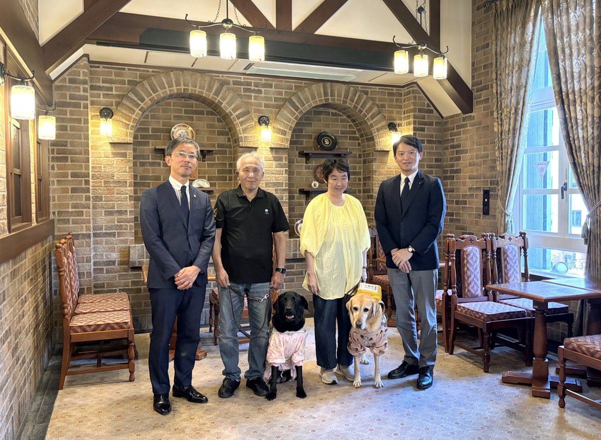 nishimura_cs's tweet photo. 10月2日、中山手本店にて「ほじょ犬普及啓発協力店登録証交付式」と、盲導犬ユーザー様、斎藤知事、弊社副社長・吉谷による意見交換会が開催されました。

当店は、ほじょ犬普及啓発協力店として登録されており、補助犬と一緒にご来店のお客様も安心してご利用いただけます。
https://t.co/1yBKdgv90b https://t.co/TVnSF1qULo