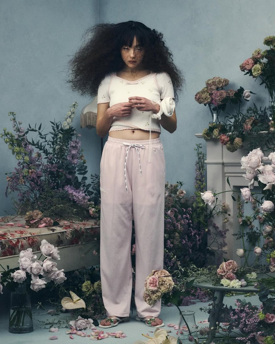 AustinLewipj's tweet photo. ▶️ April 10th, 12:00 PM

Featured pieces: , , , , , and the DARLENESHUSHUSKIRT.

Styling by , photography by , hair by , makeup by , set design by , floral design by , press by , modeling by . https://t.co/3GcYmv8i7f
