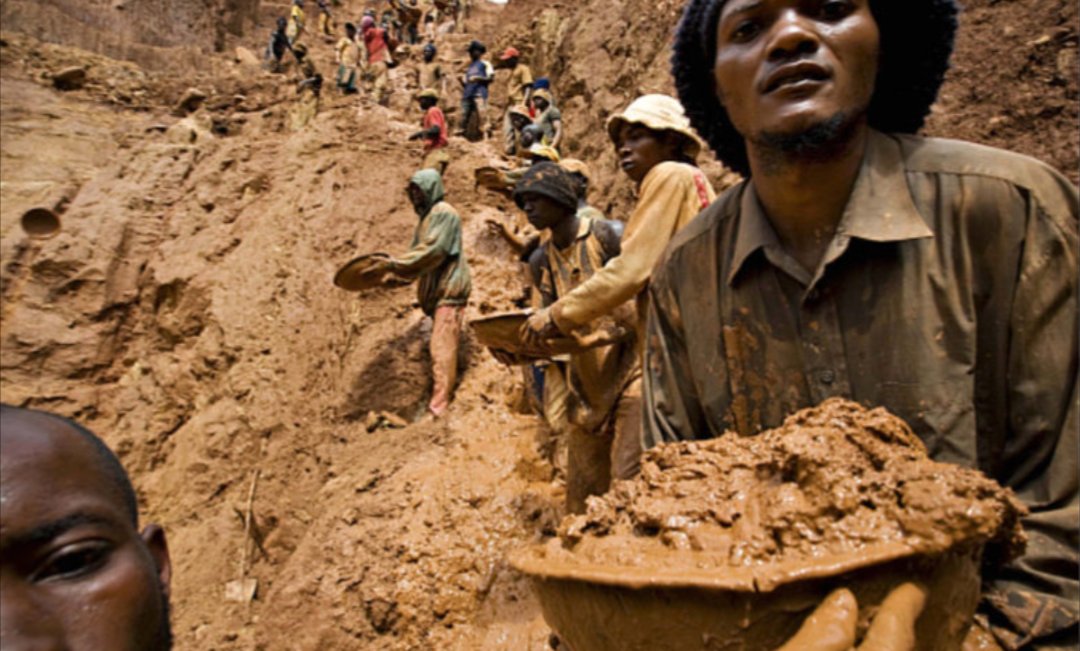 amluzayamo's tweet photo. 🚨🇨🇩 LA VICTOIRE DE NUMBI/SUD-KIVU : DERRIÈRE CETTE VICTOIRE DES FARDC-WAZALENDO SE CACHE UN ENJEU ÉCONOMIQUE MAJEUR !. 

L’ELDORADO SOUSTRAIT À L’ÉCONOMIE DE GUERRE !

🟥🟨🟦 La reprise de Numbi (Kalehe) par les forces coalisées FARDC-Wazalendo n’est pas un fait anodin. C’est un coup d'arrêt majeur porté à la prédation minière qui saigne le Sud-Kivu depuis des décennies.

Au-delà de l'enjeu militaire, Numbi est un véritable coffre-fort souterrain. Que contient réellement ce gisement qui attise tant de convoitises ? 💎🪨

⭐️⭐️⭐️⭐️⭐️⭐️--------------

🟥🟨🟦 UNE DIVERSITÉ GÉOLOGIQUE EXCEPTIONNELLE :

La zone Numbi-Lumbishi regorge de richesses essentielles aux technologies mondiales :

#Coltan & #Cassitérite : Les piliers de la haute technologie (smartphones, batteries, électronique).

#Or : La valeur refuge par excellence.

#Tourmaline & #Microlite : Pierres fines et minéraux industriels de grande valeur.

#Quartz et diverses pierres précieuses : Qui complètent ce tableau d'une richesse exceptionnelle.

⭐️⭐️⭐️⭐️⭐️⭐️--------------

🟥🟨🟦 LE POIDS ÉCONOMIQUE DU SITE :

Les études confirment un potentiel massif : cette zone peut produire jusqu’à 30 tonnes de minerais par mois ! 📈

🟥🟨🟦 POURQUOI EST-CE UNE VICTOIRE CAPITALE ?

1. Étranglement financier : 30 tonnes mensuelles, c’est autant de munitions, de logistique et de revenus en moins pour les forces négatives qui utilisaient ces ressources pour nous agresser.

2. Souveraineté minière : Contrôler ces gisements, c’est garantir que les ressources du Sud-Kivu servent enfin au développement du Congo et au renforcement de nos forces de défense.

3. Réappropriation stratégique : À l’image de Rubaya, le retour de Numbi sous pavillon congolais marque la fin de la récréation pour les réseaux de contrebande transfrontalière.

⭐️⭐️⭐️⭐️⭐️⭐️--------------

Le défi est désormais lancé : que cet or, ce coltan et cette cassitérite ne soient plus jamais le moteur du malheur de nos populations, mais le socle de notre reconstruction nationale. 🇨🇩✊

#SUDKIVU #FARDC #Wazalendo #Numbi #RDC #Souveraineté #Coltan #NonALaPredation.

@PatrickMuyaya @michombero @IsralMutombo11 @IsralMutombo11 @CybelleFuraha @MuadiLaeticia @DeniseNyakeru @Salynesmile @FaithNtako65514 @CivuadiKalanga @Alix_rdc @AngelKazadi @AndyBemba @afrikarabia @central_sage @kamba82 @Salynesmile @congotask @LitsaniChoukran @BenitaNtumba @2LaRepublique @DadanSauveur @NgalamulumeEri1 @DieuWedi1 @Iameboh @CamInfo4 @TazamaRDC_Infos @Paix_du_coeur_ @MpoyPatrice @CNangaa @JKanyoni @NgalamulumeEri1 @ChrisNyamabo @ChristosMuk