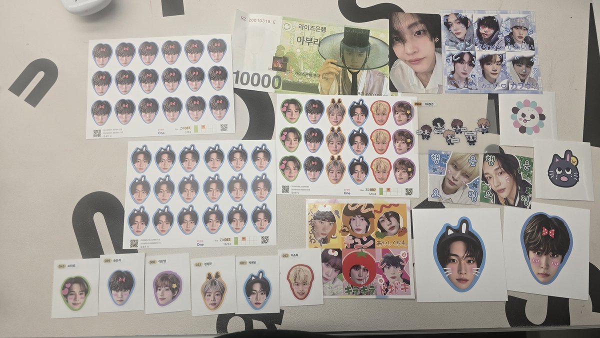 siafree6334's tweet photo. 이쁜사람들한테 선물 너무많이 받아버렸자나😭🧡
감사해여🧡😆
정말루🧡🧡🫶
@bbinpu_ 
@ssong_kimmm 
@poomg94 
@jang99u_wbiin32 
@tackcalbxibmab 
@woon0303 너가준거는 내 애정캐리어에 이미달았음🧡😆이뿌더라🧡 나두이제 초코캣사냥좀?ㅋㅋ
@Goyangee_Halmae 톤쮸눈아가준 원빈포카는 구겨질까바 너무소듕해서
제 포켓북에 받자마자 넣어뒀어요🧡
눈아고마어여ㅠㅠ받자마자눈물남ㅠ
다들아랑합니다잇🧡  오래봐여🧡
근데 나 너무많이받아버려따ㅠㅠ