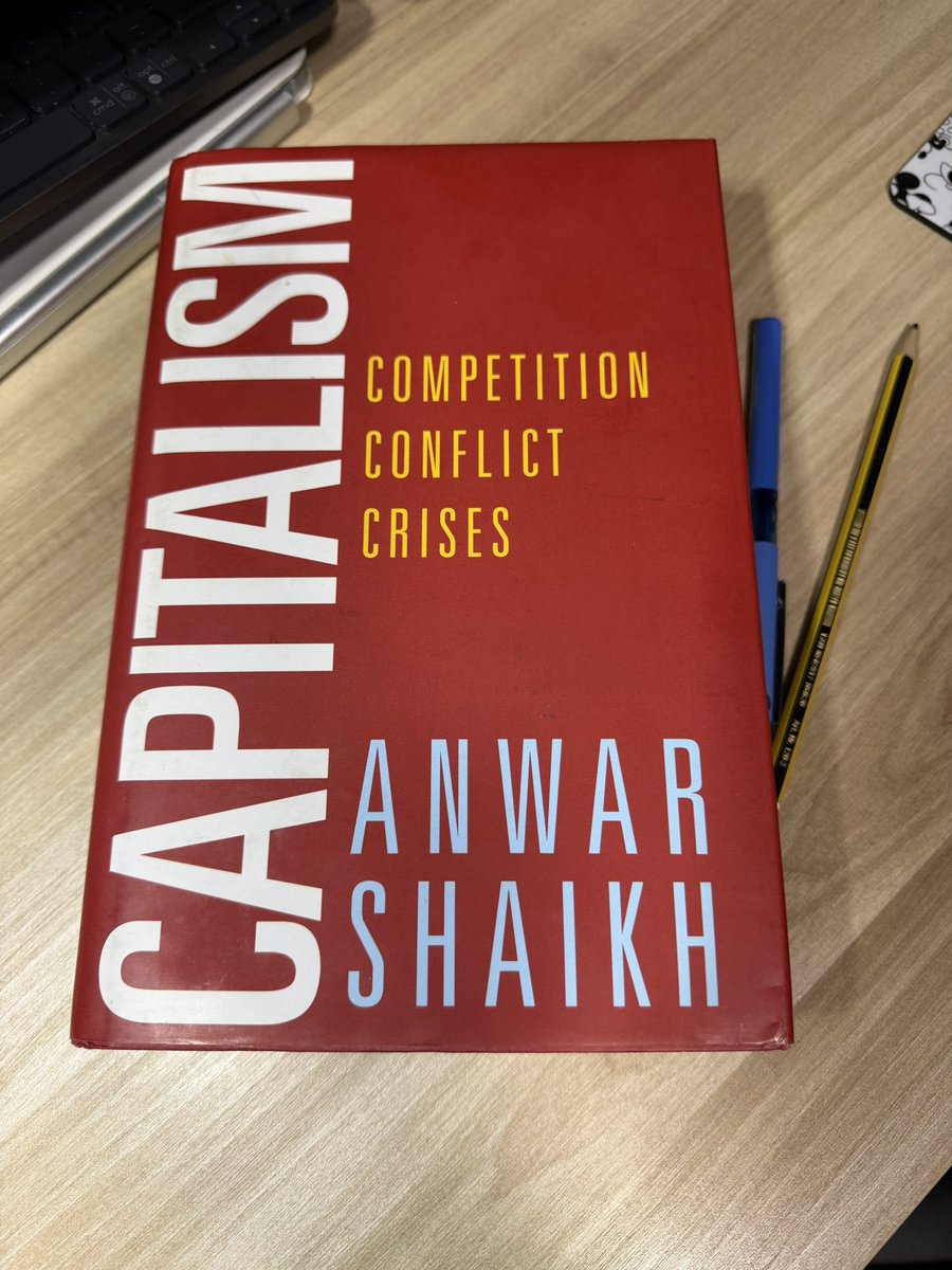 agarzon's tweet photo. La muerte de Anwar Shaikh supone el adiós del principal economista marxista contemporáneo. Su obra de décadas quedó cristalizada en Capitalism: Competition, Conflict, Crises (2016), que explica con detalle cómo funciona el sistema a través de la “turbulenta competencia real”. Yo destacaría también dos trabajos menos conocidos:

1) Su crítica de la función de producción agregada neoclásica en los setenta, que obligó a Robert Solow a contestar. Shaikh demostró que el buen ajuste econométrico de esas funciones no prueba nada y que es un resultado de una identidad contable. Lo ilustró con datos inventados que dibujaban la palabra HUMBUG (patraña). Es un argumento central, aunque técnico. Pese a ello, los neoclásicos (y buena parte de los economistas) siguen usando esos métodos. Recientemente Jesús Felipe y yo hemos extendido esta crítica a la economía ecológica. 

2) Su aportación sobre el comercio exterior y la balanza de pagos. Shaikh sostuvo que el comercio internacional se rige por la ventaja absoluta (Smith) y no por la comparativa (Ricardo) y que los capitales compiten por costes también entre países, con los de menor coste acumulando superávits mientras los demás financian déficits persistentes con deuda. Así obtenía un intercambio desigual sin recurrir, como Emmanuel, a diferencias salariales dadas de antemano. Sus trabajos con @IsabellaMWeber sobre el desequilibrio comercial entre EE. UU. y China son fundamentales para entender la actualidad económica.

En fin, una pérdida inmensa para la economía, para el marxismo y para la clase trabajadora. Que descanse en paz.