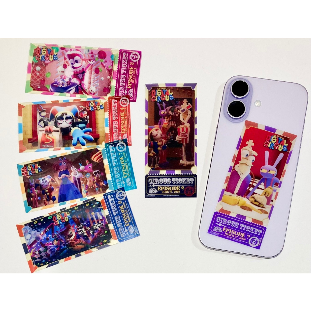 INFOLENSGEEK's tweet photo. 『#アメイジングデジタルサーカス（#theamazingdigitalcircus）』購入特典キャンペーン開催‼️🎪
📢10/14(水)0時～注文よりスタート！

INFOLENS GEEK SHOPオンラインストアにて、
予約商品を除いた『アメイジングデジタルサーカス』関連商品を税込3,300円お買い上げごとに、
【チケット風クリアカード（全6種）】をランダムで1枚プレゼント🎁

大好評だったあの特典が帰ってきたよ✨
なくなり次第終了だから見逃さないでね🛒💨

詳細や注意事項はコチラからチェックしてね👇
https://t.co/TUxwlrRsqp
