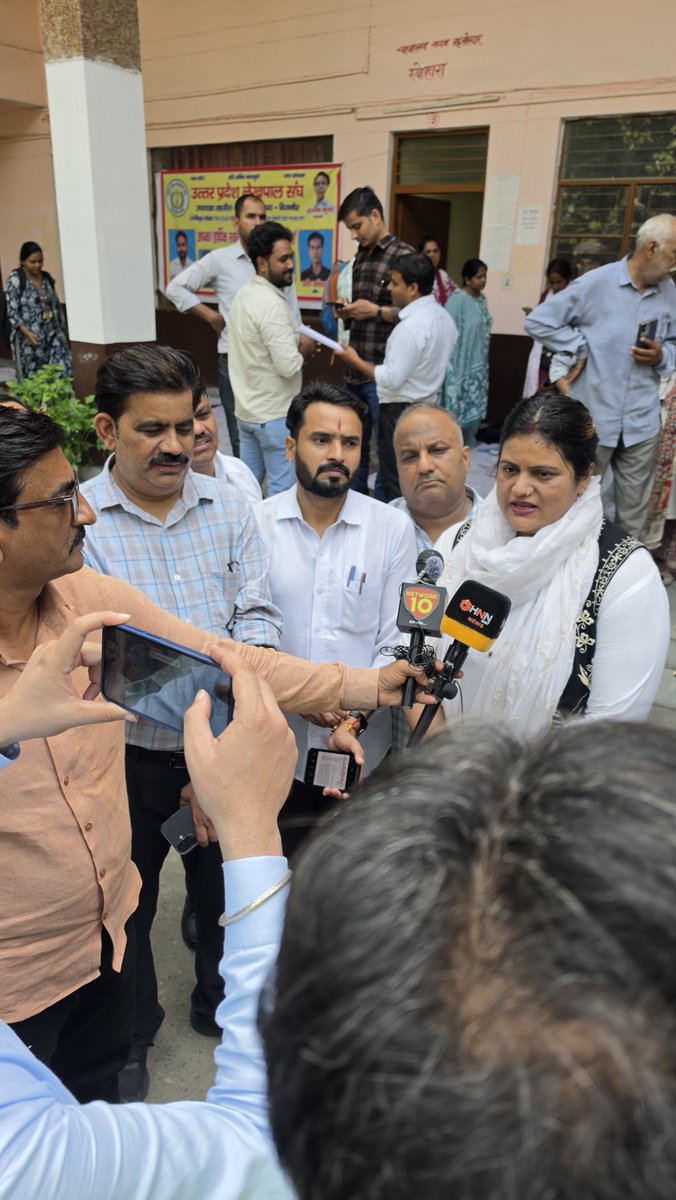 Anjalityagilp's tweet photo. #लेखपाल_की_जायज_मांगे 
#लेखपाल_की_जायज_मांगे https://t.co/TOmEN08PQL